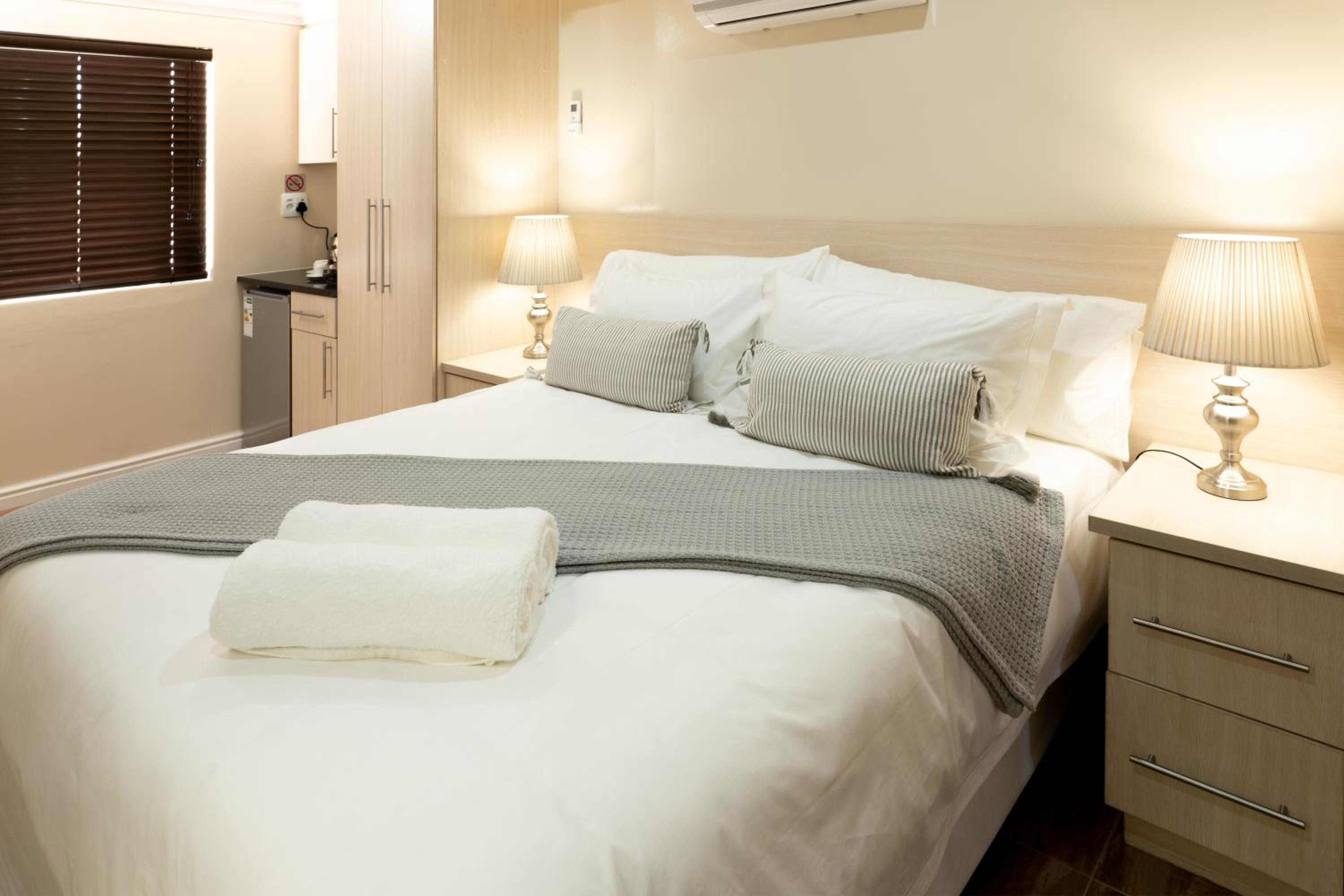 Deluxe King Room - Photo 6