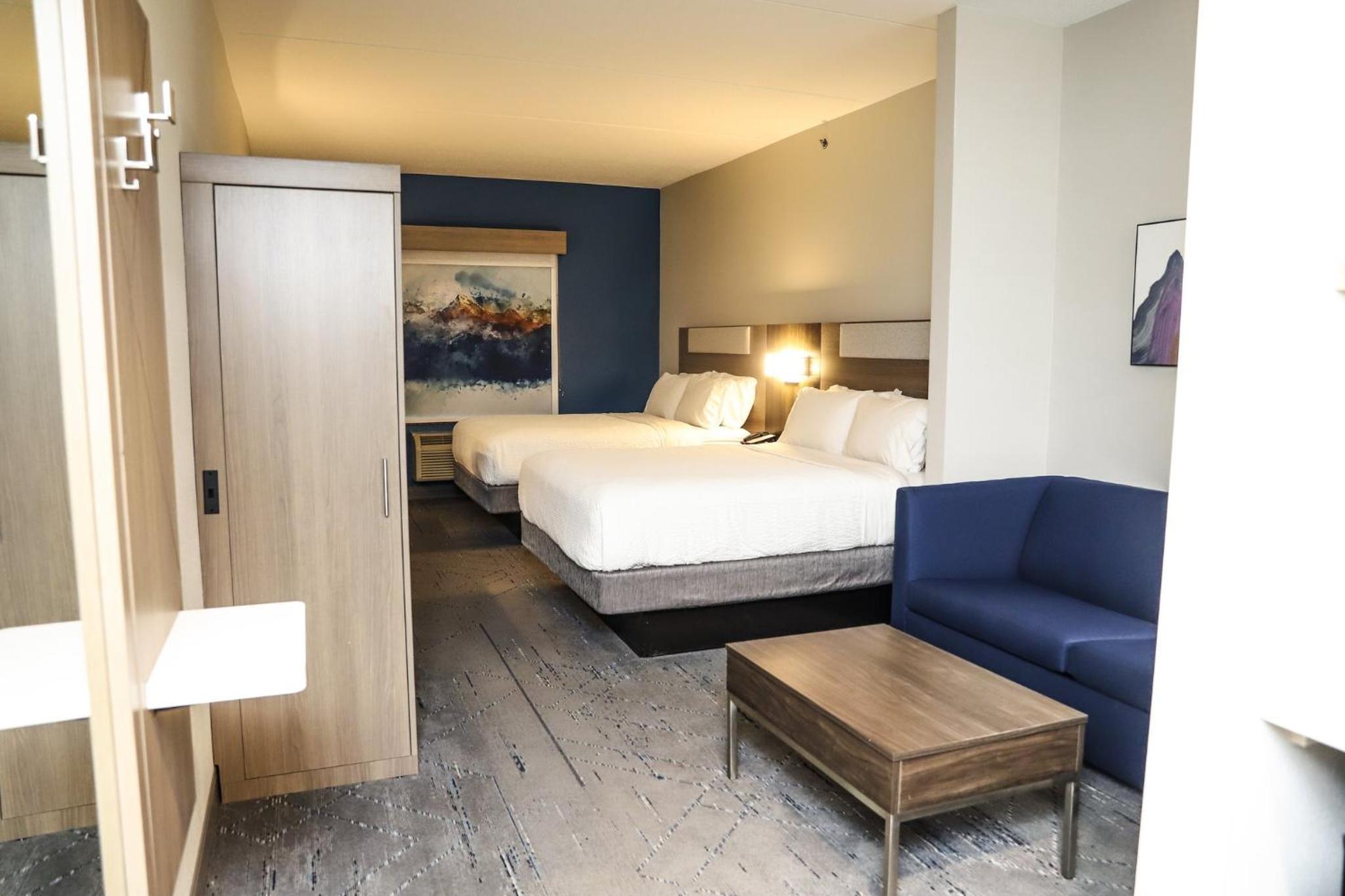 Queen Suite with Two Queen Beds and Additional Living Area - Photo 4