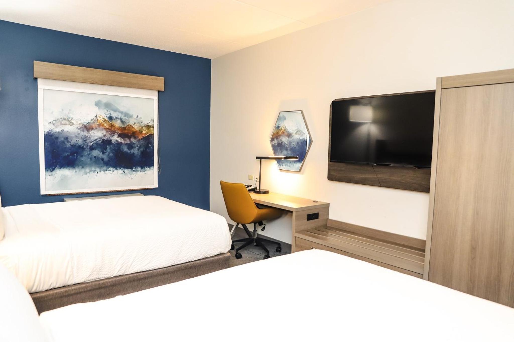 Standard Queen Room with Two Queen Beds - Photo 11