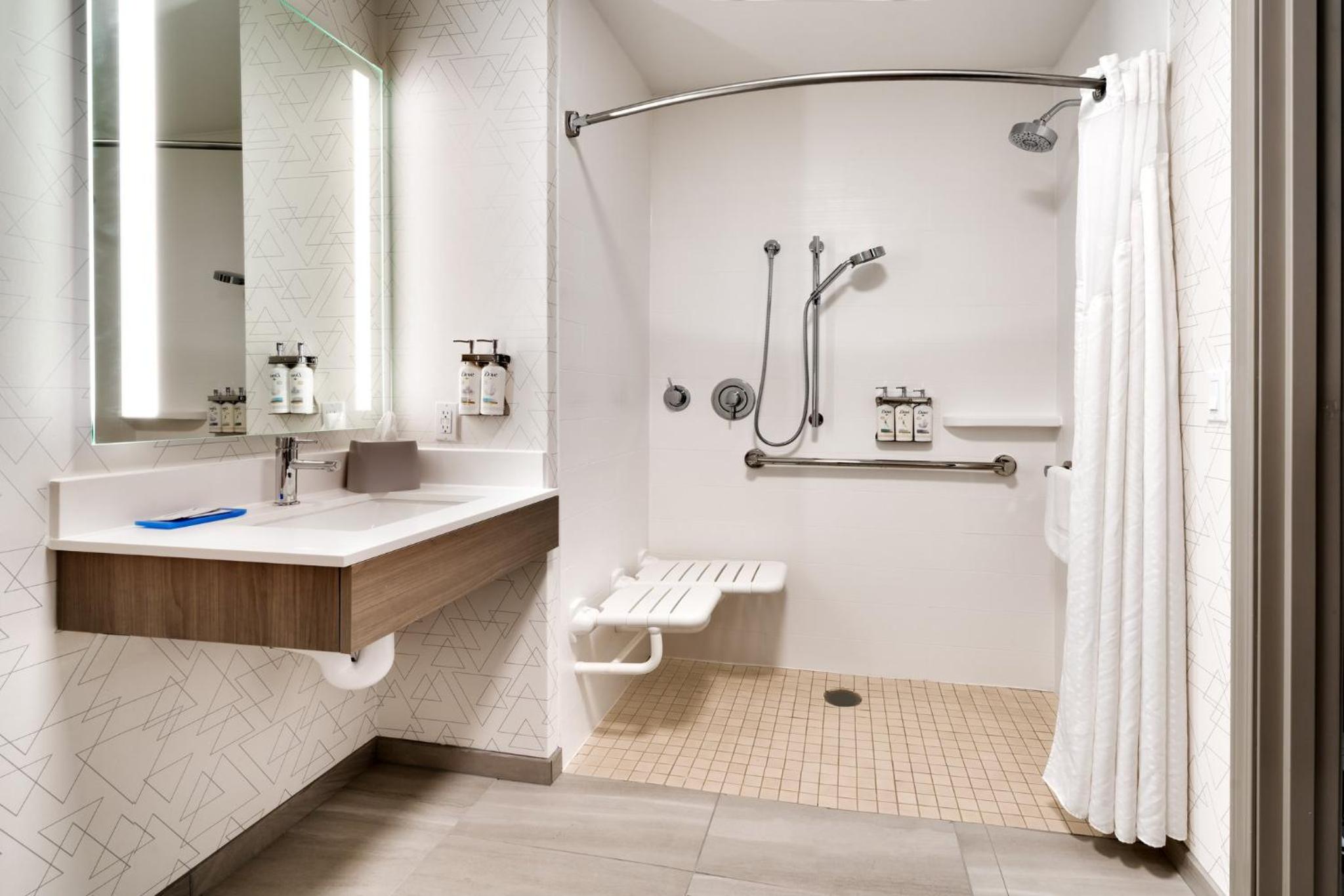 King Room with Roll-In Shower - Disability Access - Photo 7