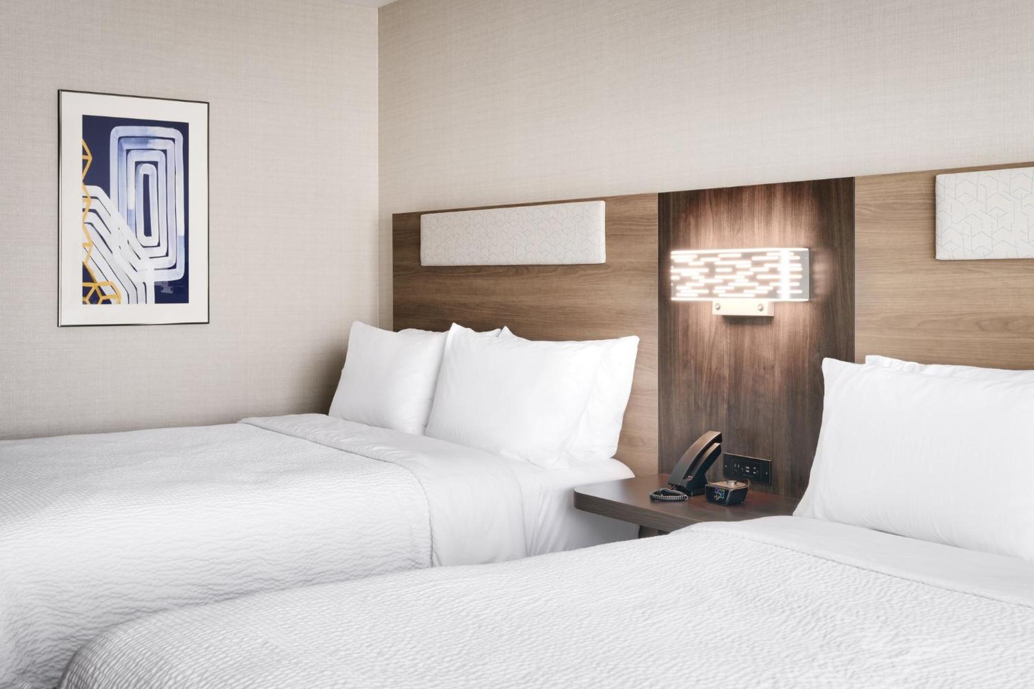 Standard Queen Room with Two Queen Beds - Photo 2