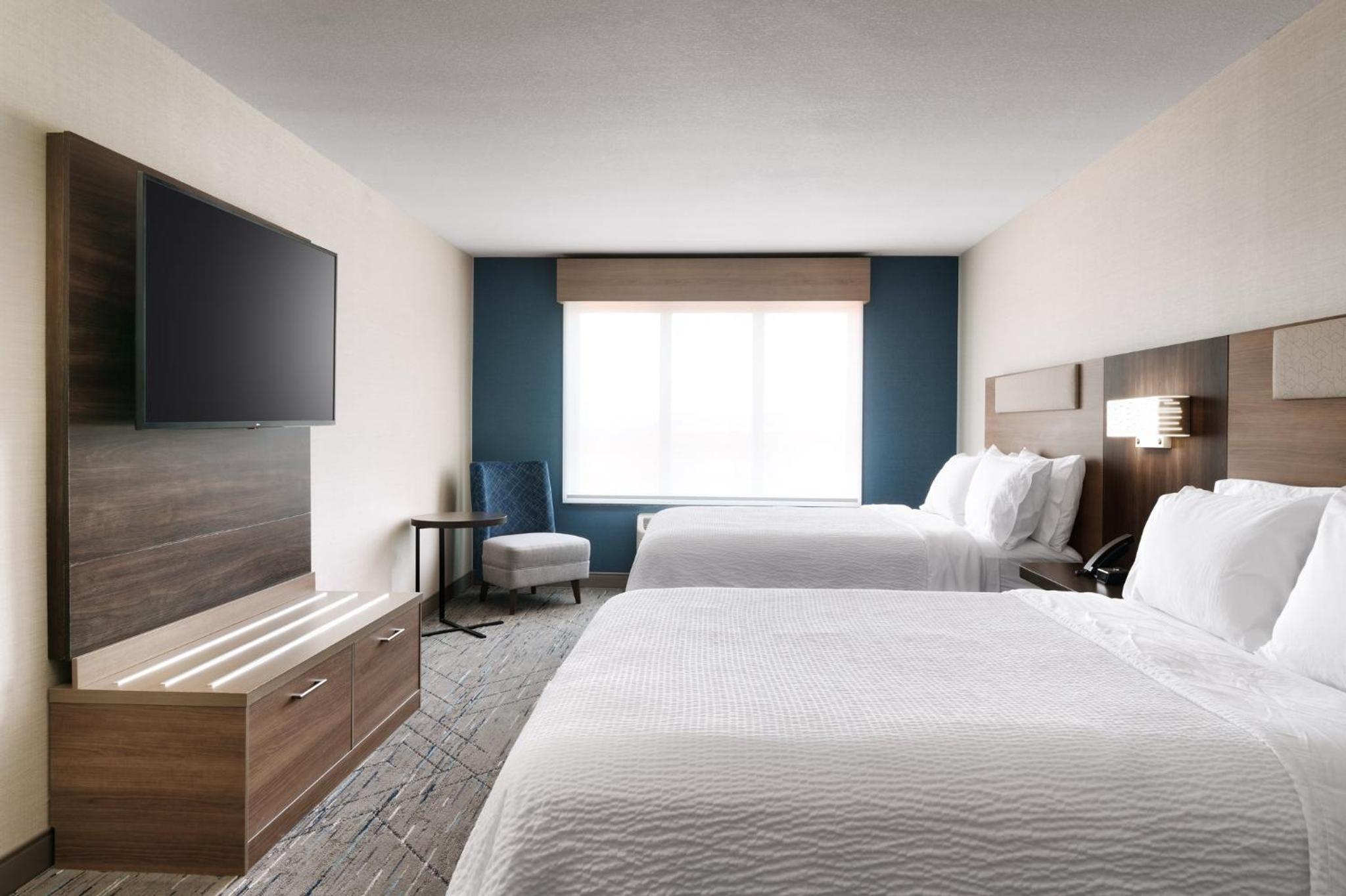 Standard Queen Room with Two Queen Beds - Photo 5