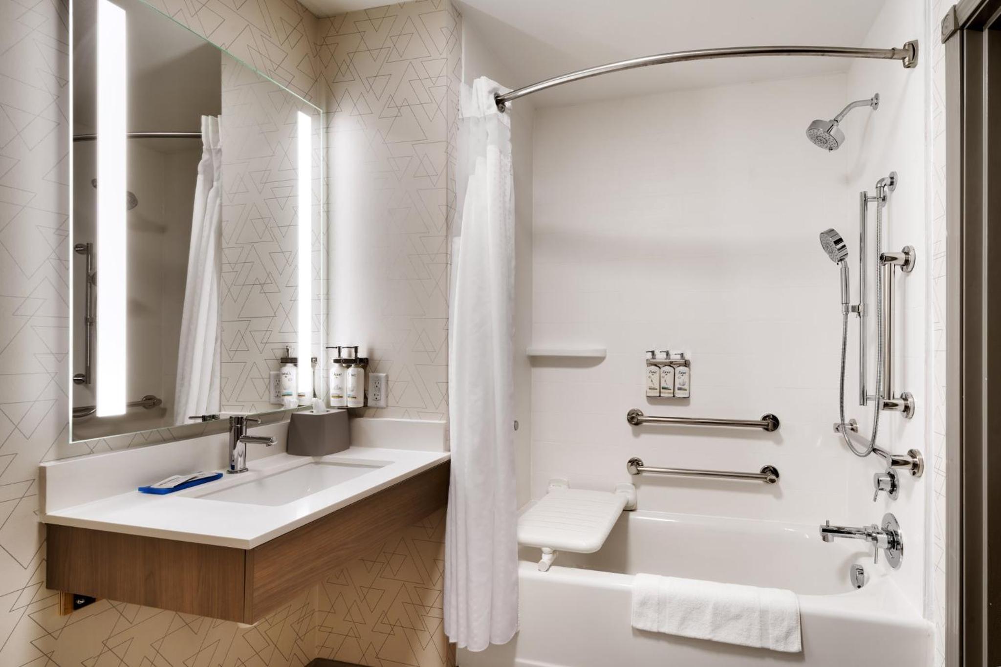 Standard Queen Room with Two Queen Beds - Communications Accessible - Photo 3