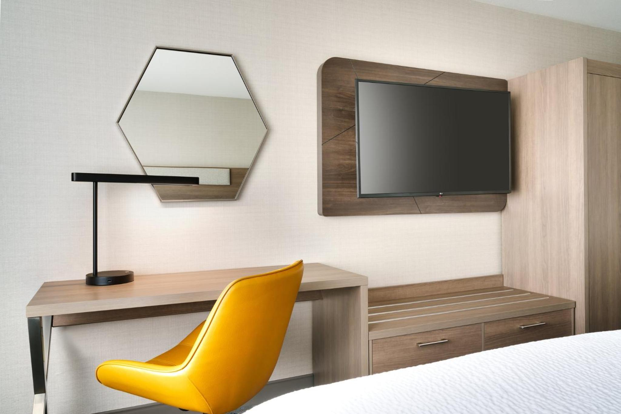 Standard Queen Room with Two Queen Beds - Photo 4