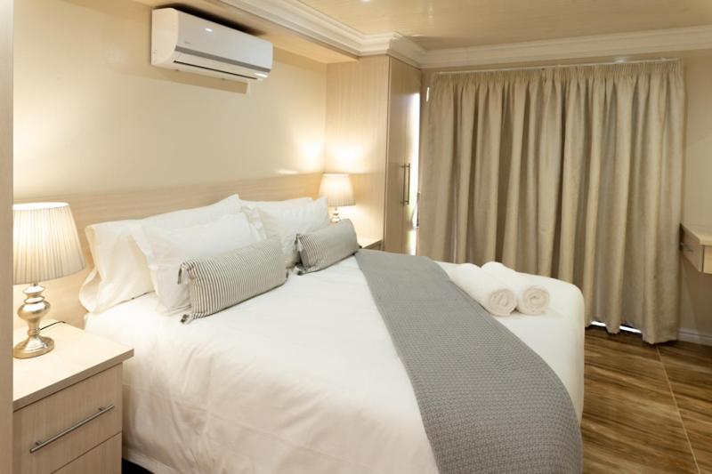 Deluxe Queen Room - Photo 1