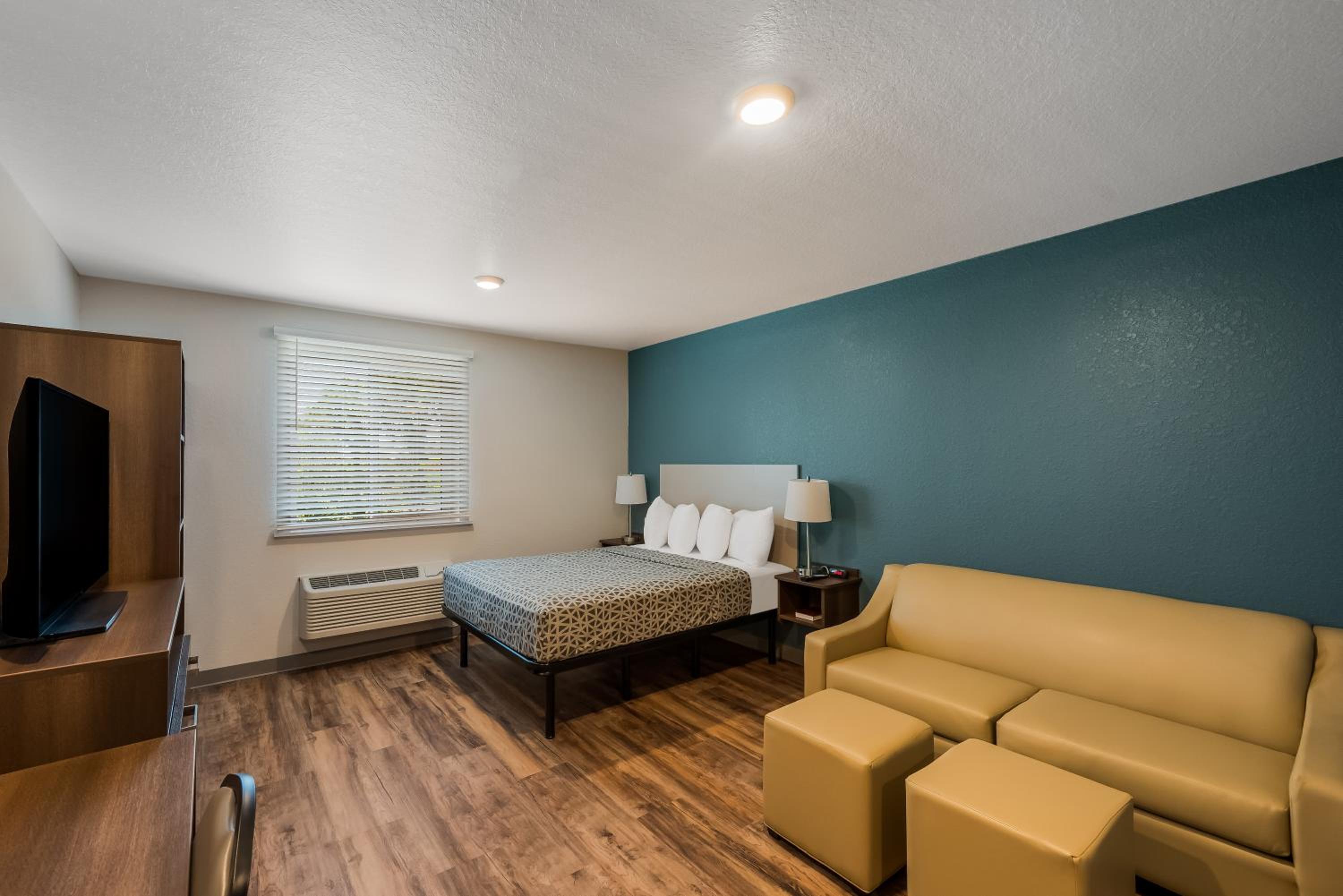 Standard Queen Room with Sofa - Non Smoking - Photo 3