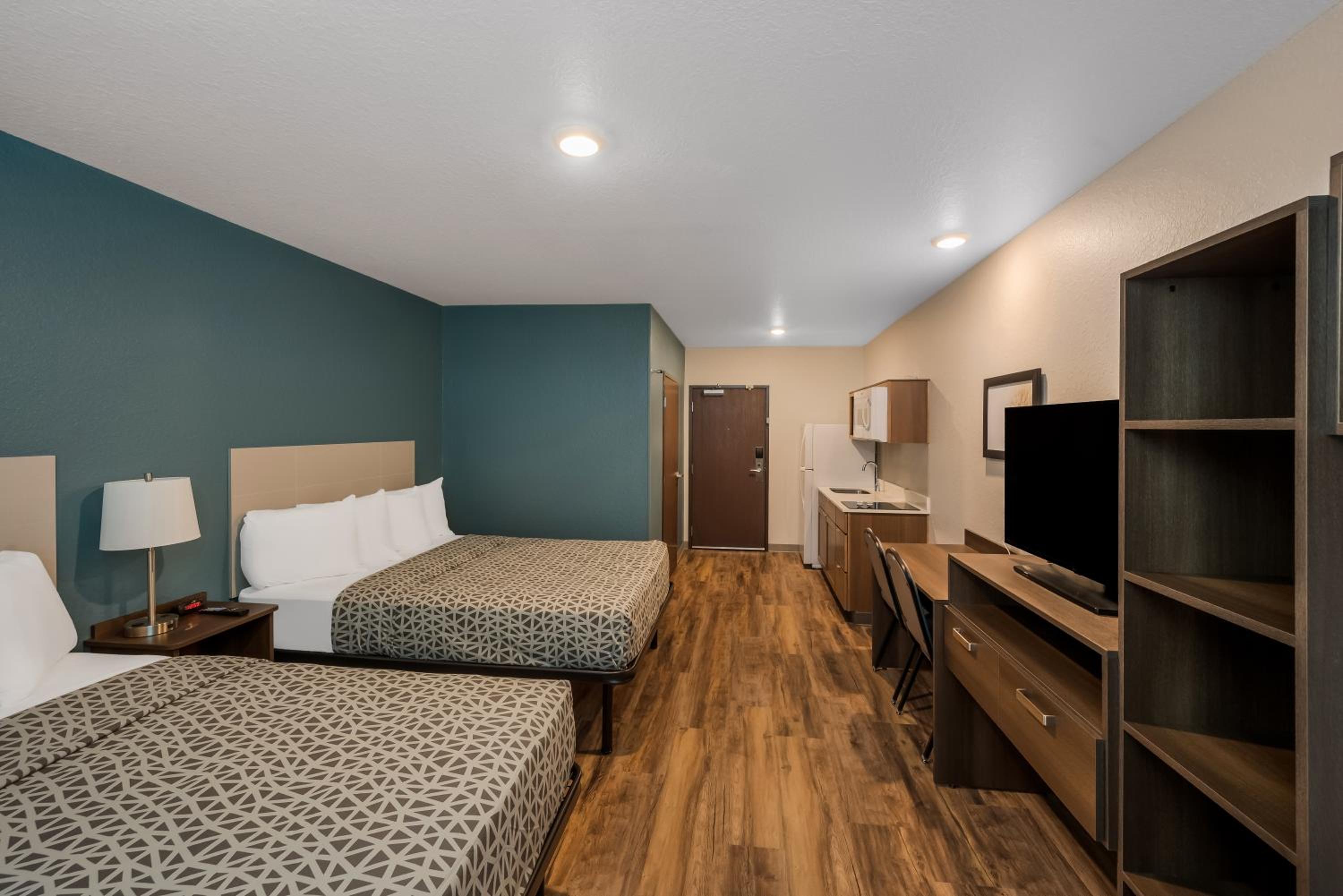 Standard Queen Room with Two Queen Beds - Non Smoking - Photo 2