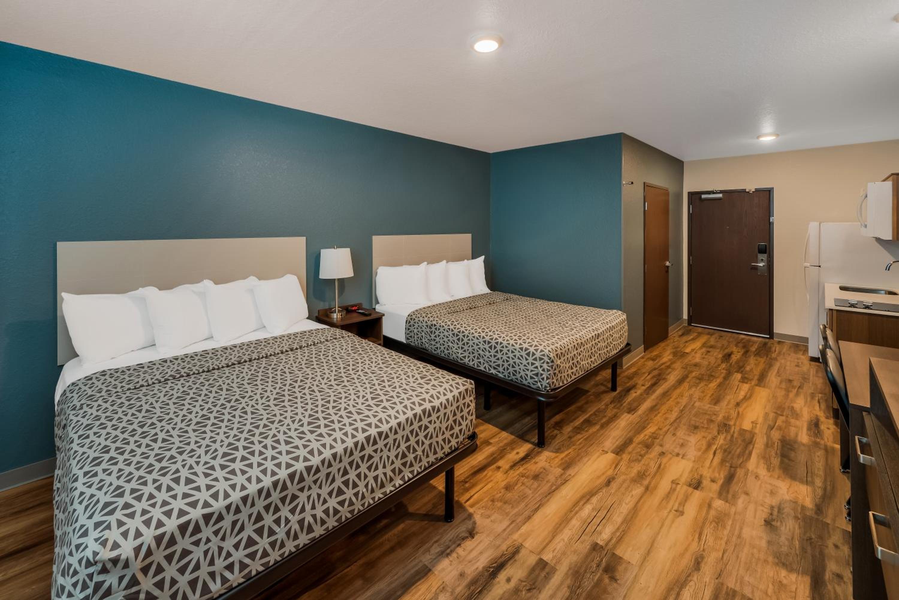 Standard Queen Room with Two Queen Beds - Non Smoking - Photo 3