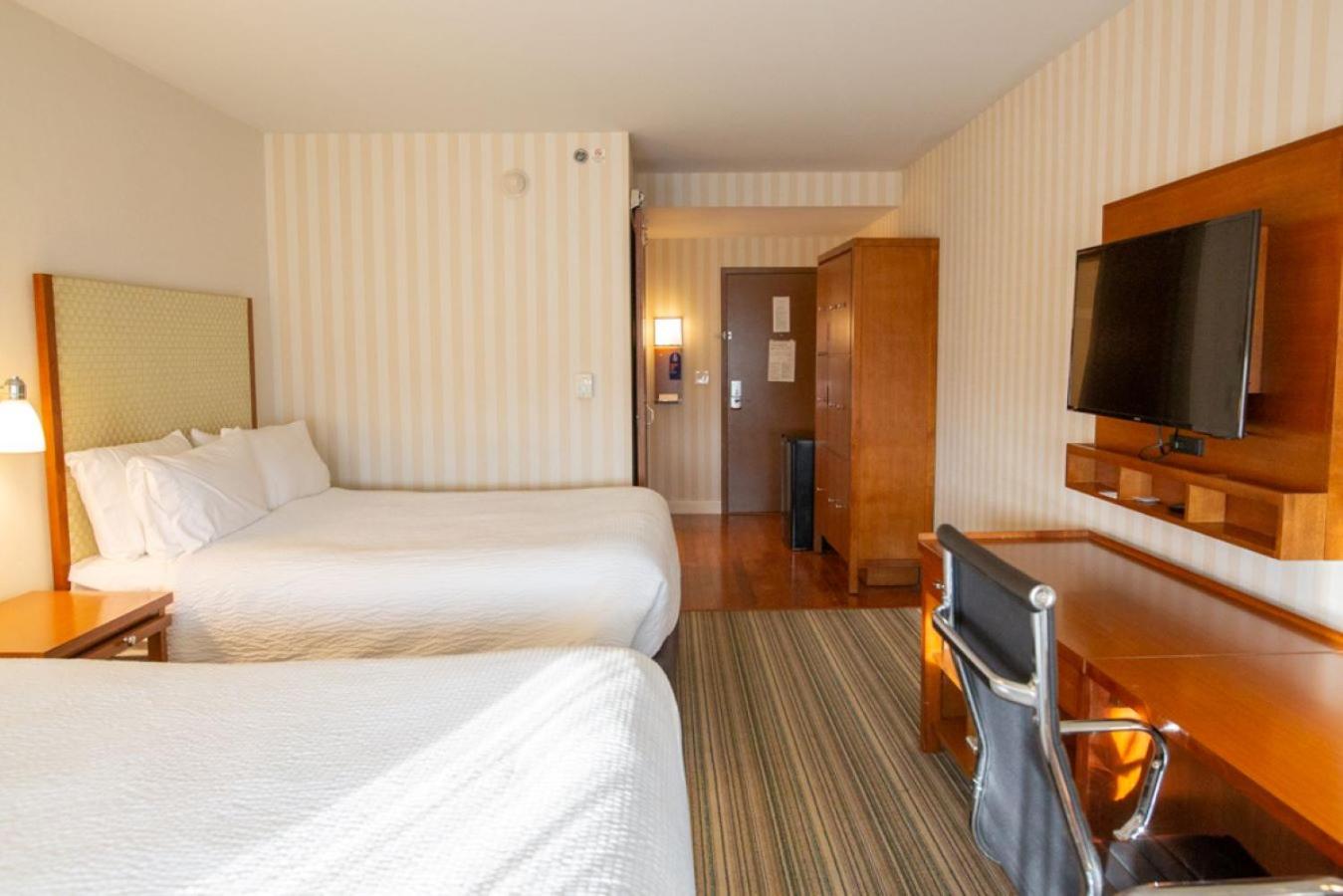 Standard Room with Two Queen Beds - Photo 1