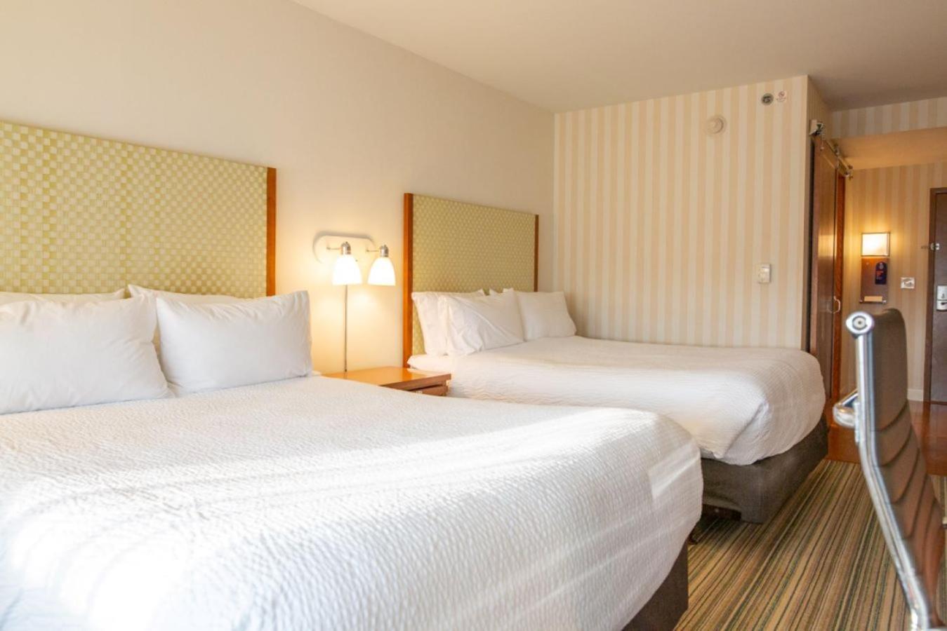 Standard Room with Two Queen Beds - Photo 3