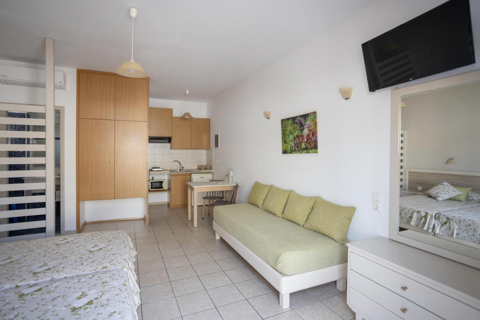 Studio with Side Sea View - Photo 6