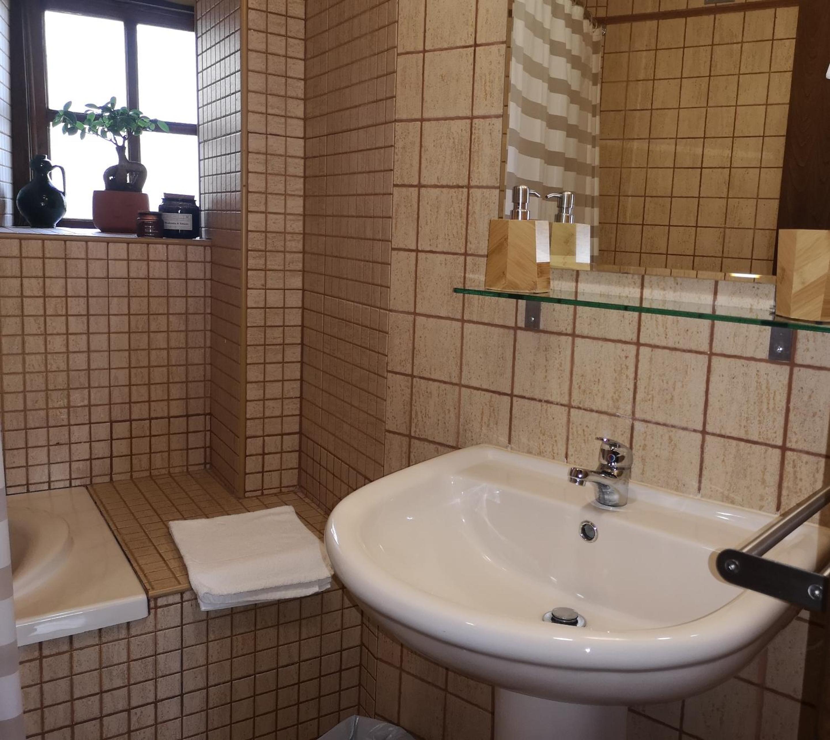 Two-Bedroom House - Photo 3