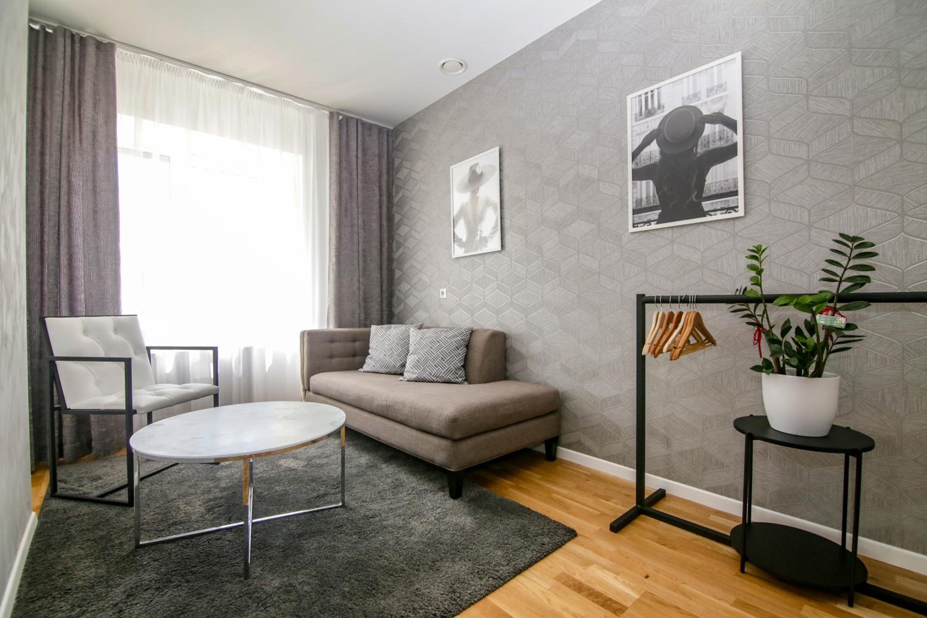 Deluxe Double Room (2 Adults + 1 Child) - Photo 3