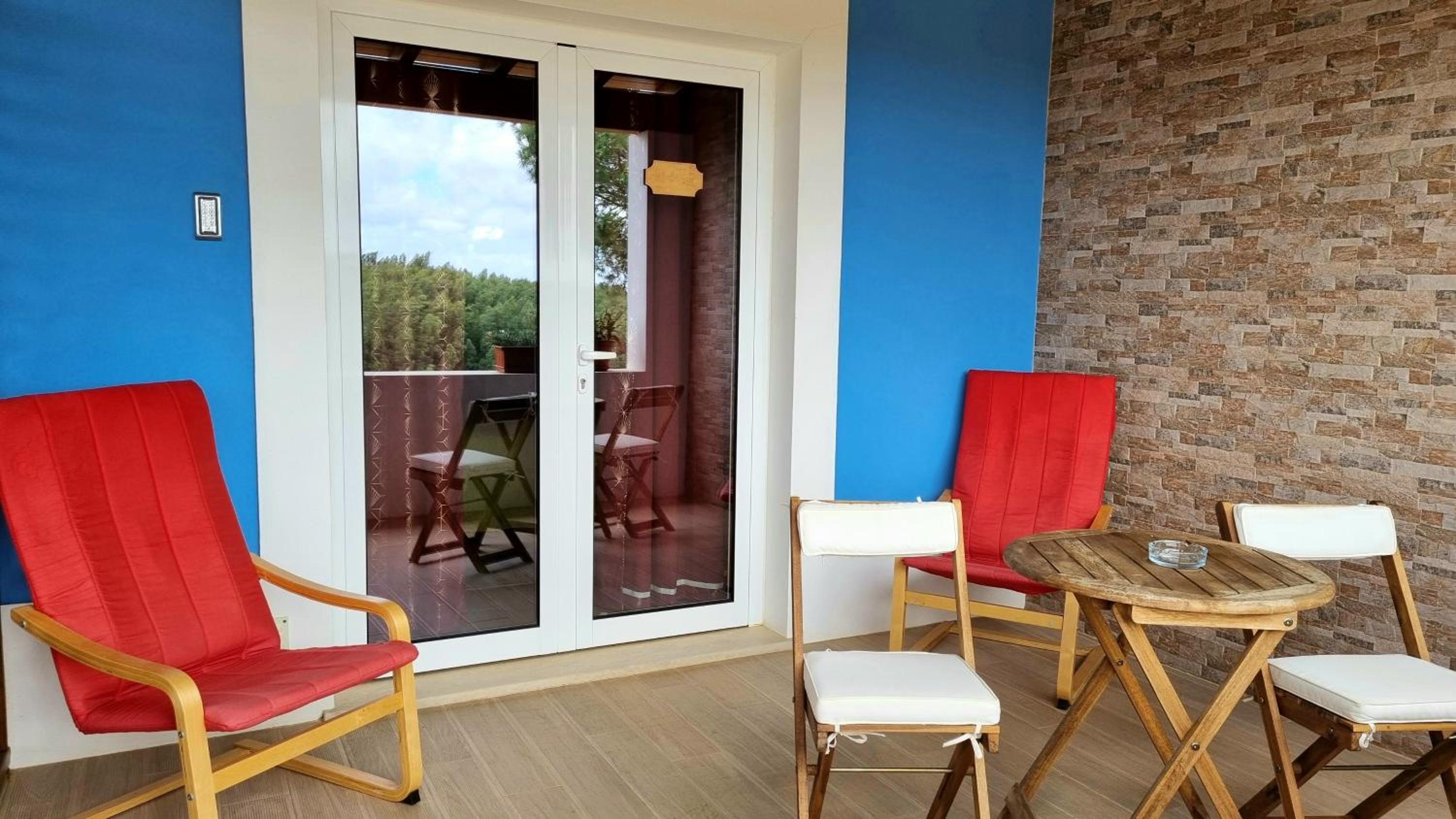 Deluxe Double Room with Balcony - Photo 9