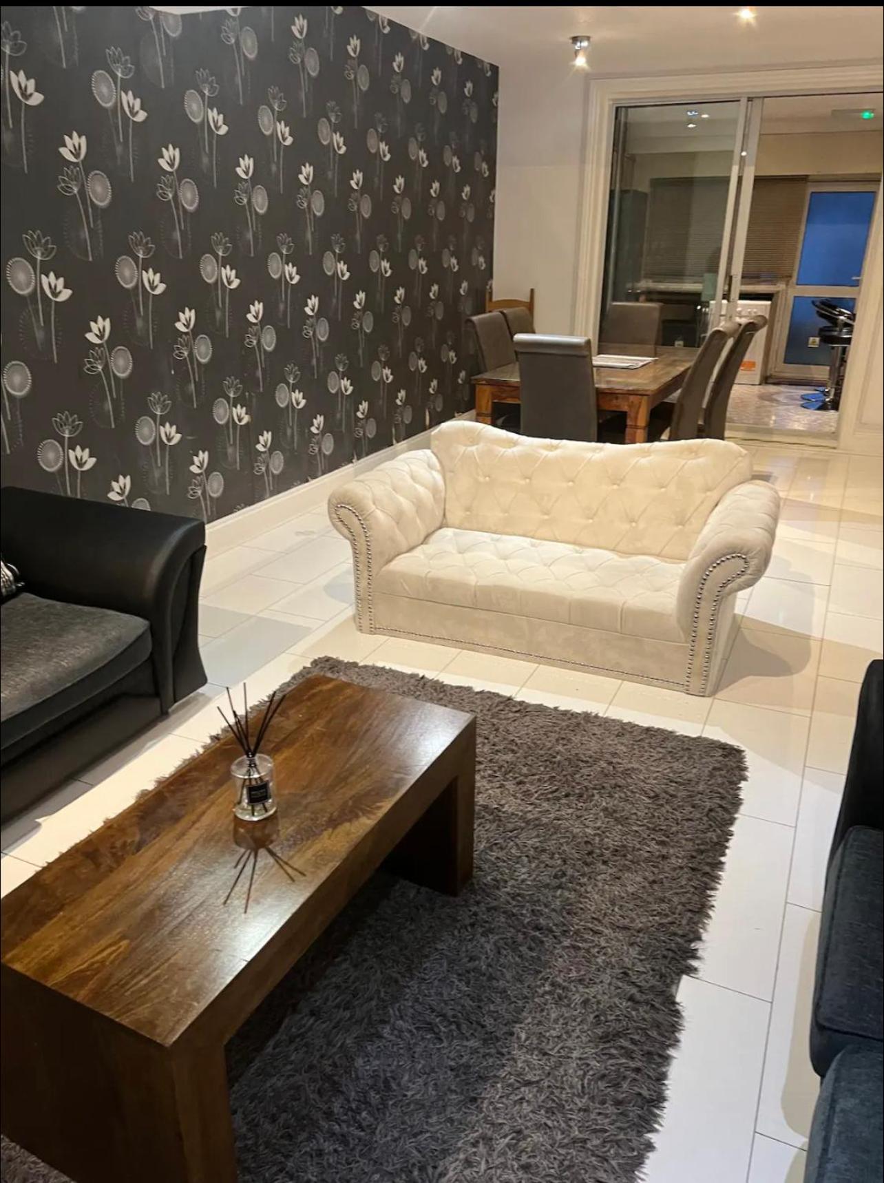 Six-Bedroom House photo 1