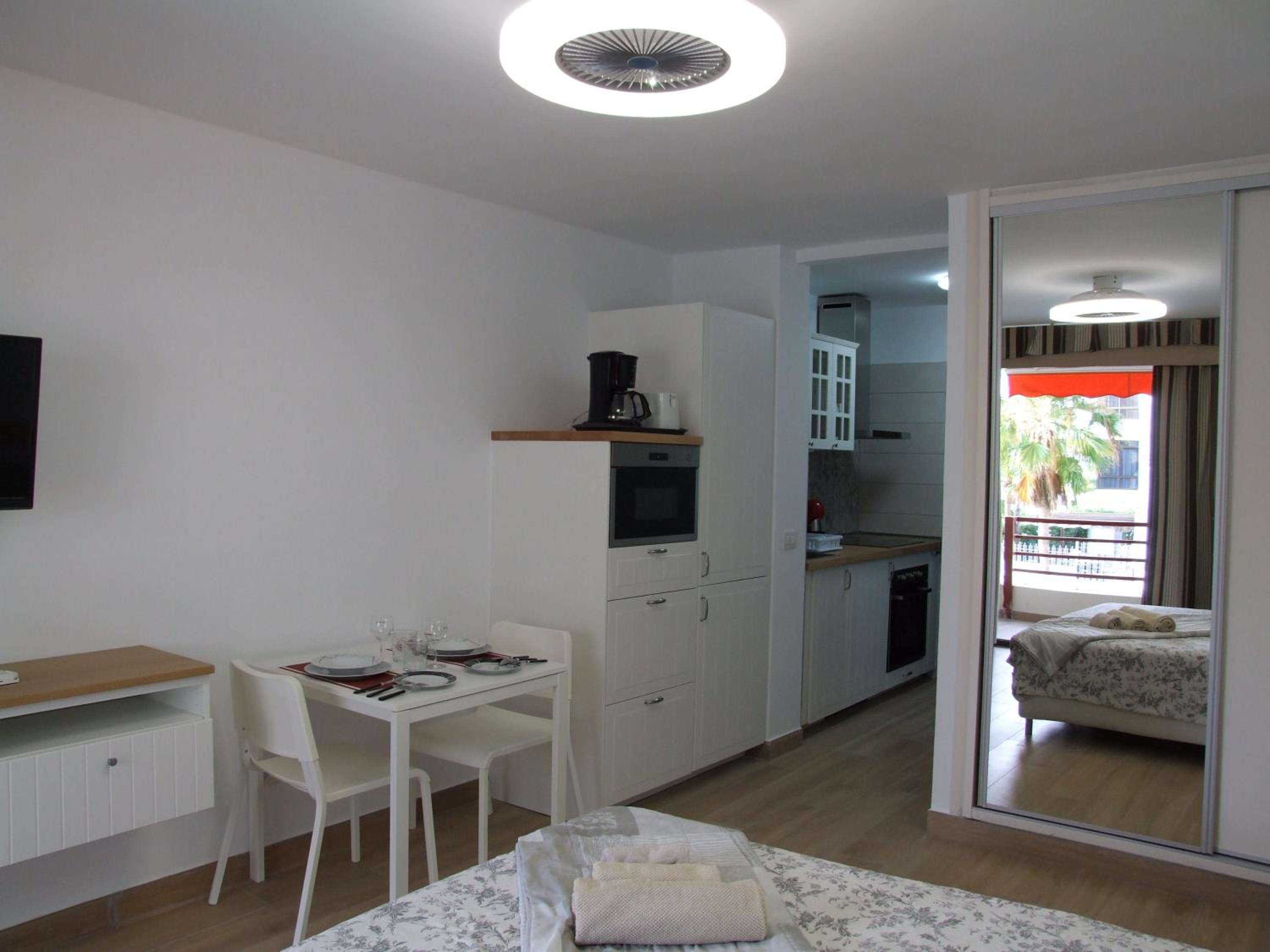 Estudio con vista al mar