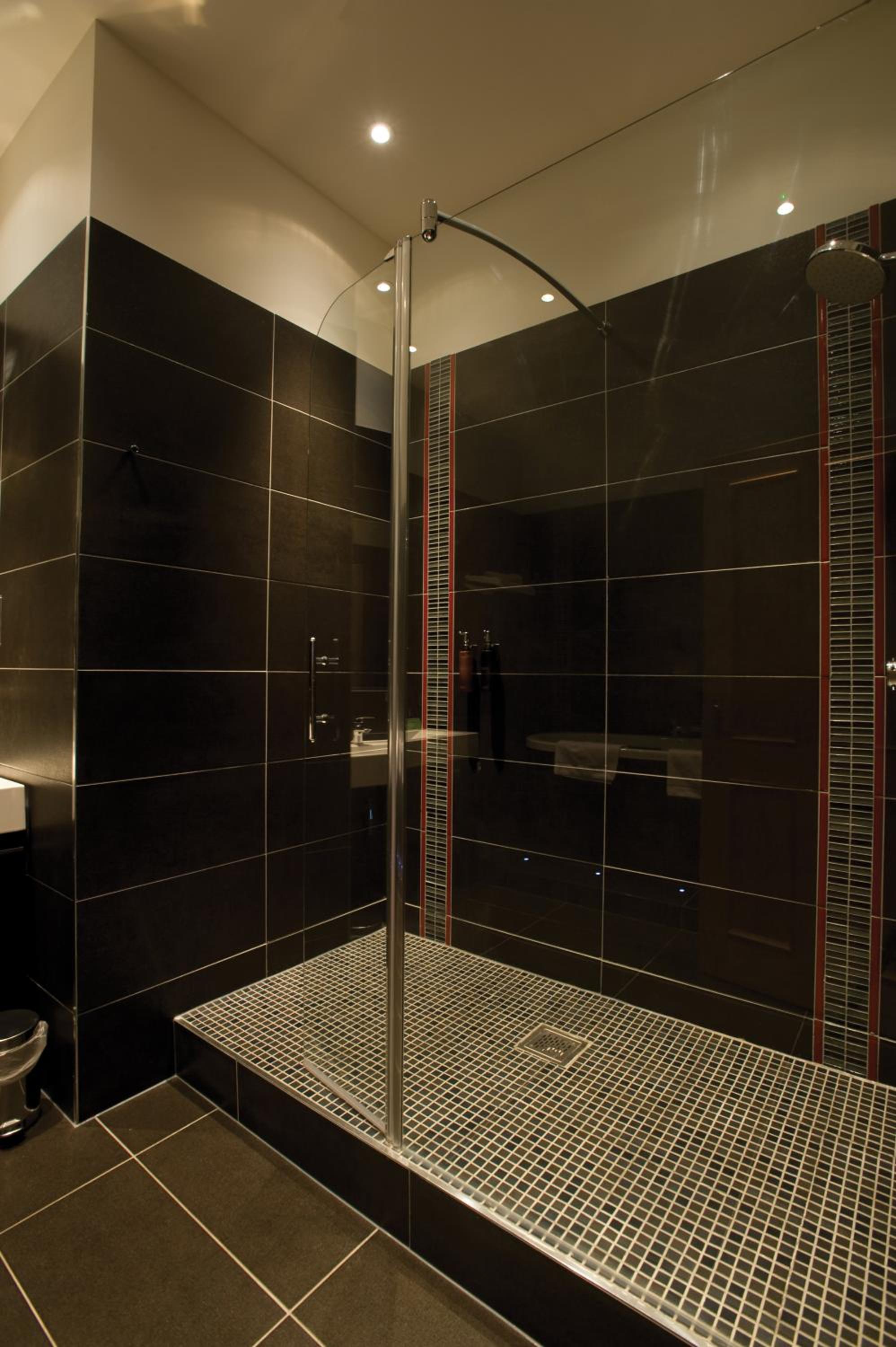 Suite - Photo 13