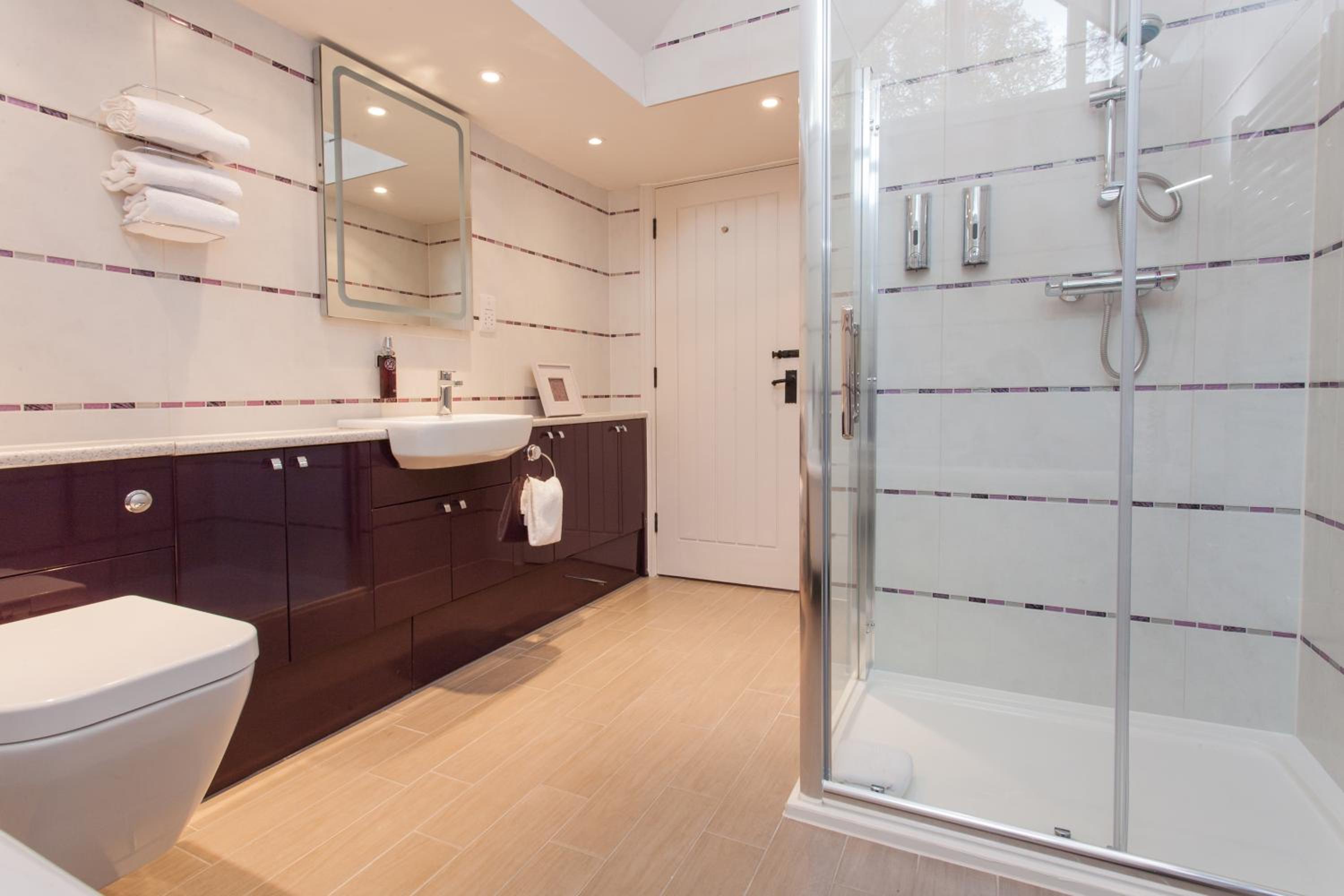 Suite - Photo 16