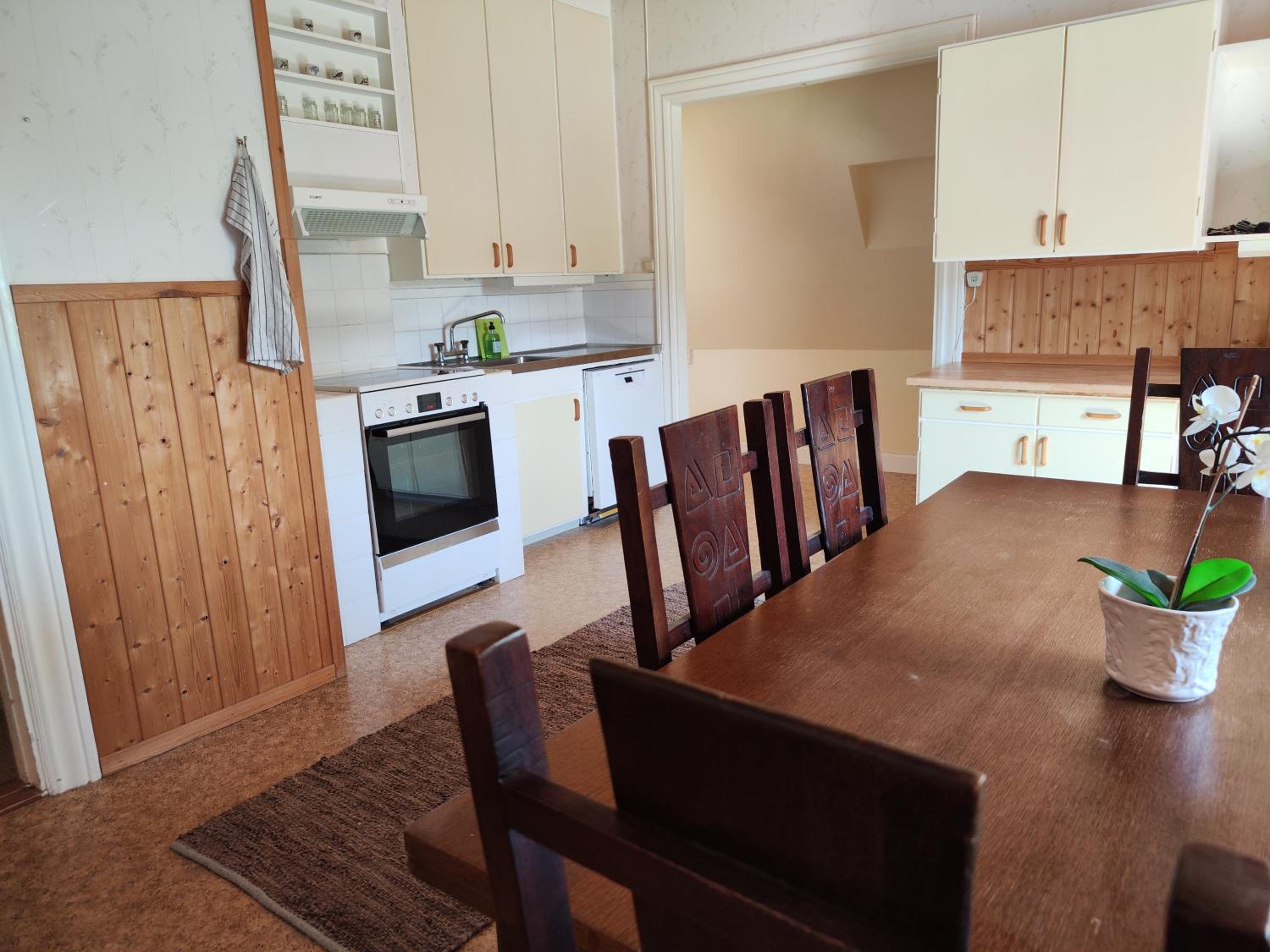 Three-Bedroom Apartment with Balcony photo 2