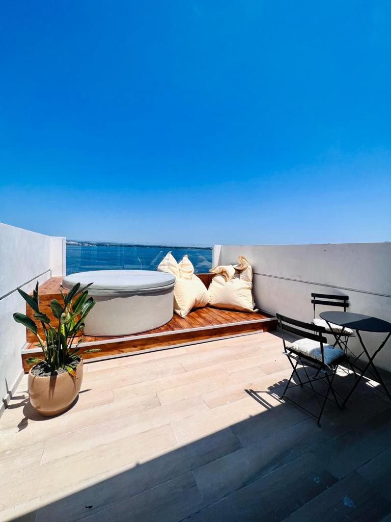 Deluxe Double Room with Sea View and Hot Tub - Photo 6