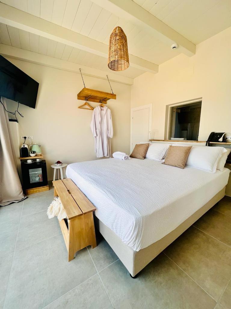 Deluxe Double Room with Sea View and Hot Tub - Photo 1