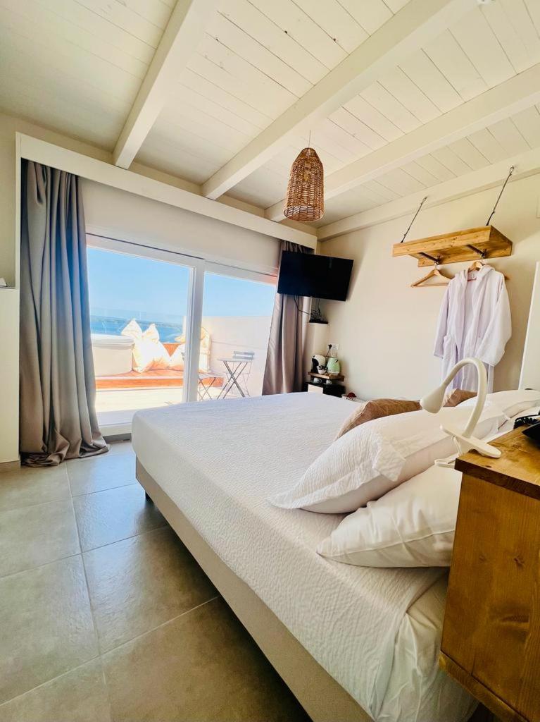 Deluxe Double Room with Sea View and Hot Tub - Photo 4