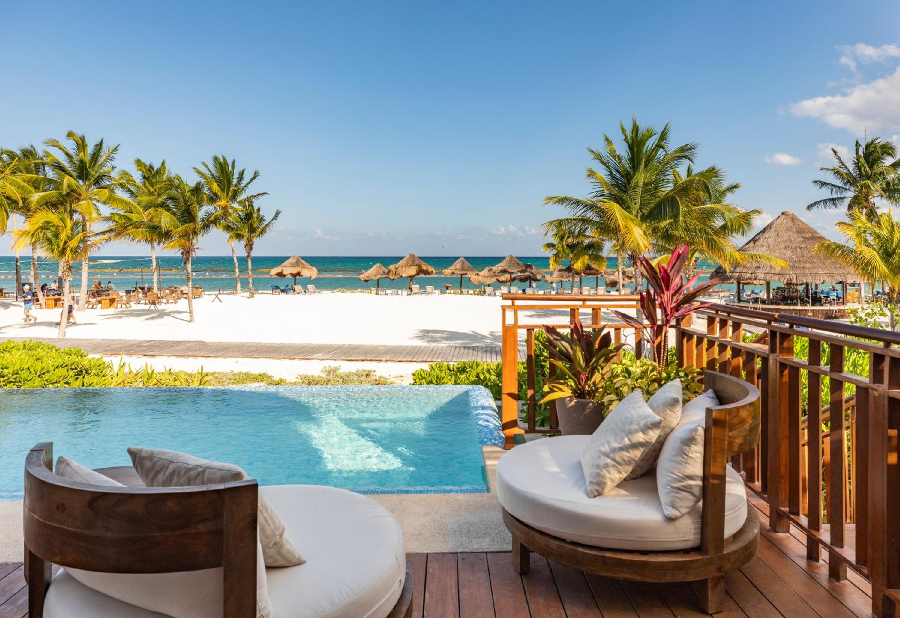 Beach Front Premium Suite with Infinity Pool and Butler Service thumbnail 5