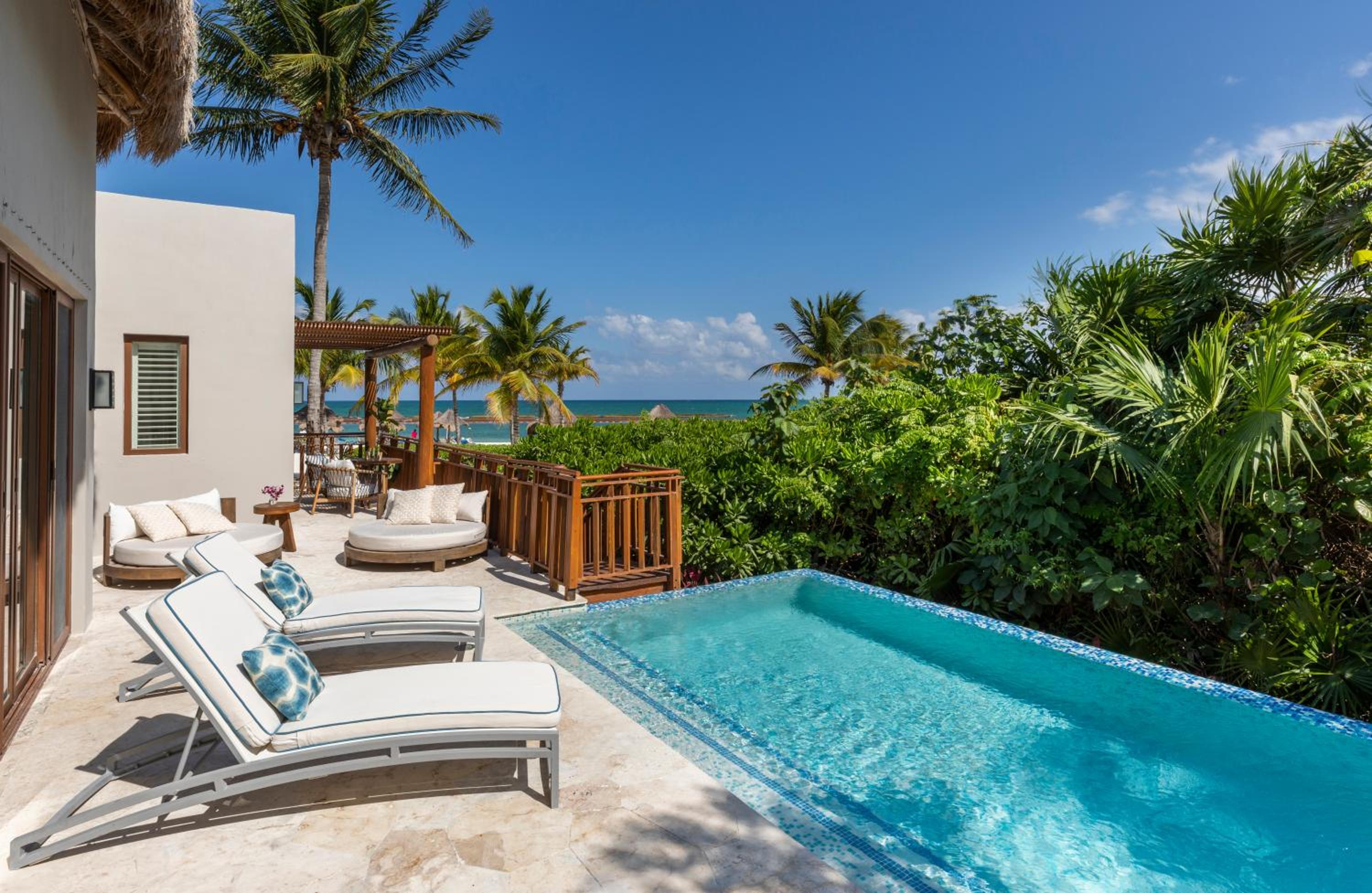 Camaleon Presidential King Suite with Two Queen Beds and Infinity Pool – On the Beach