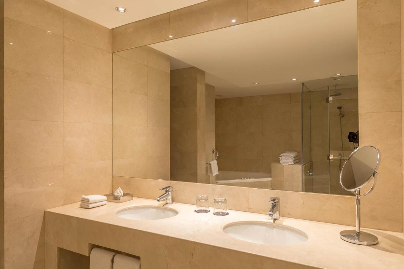Suite Deluxe, Suite, 1 King, Oceanfront photo 3