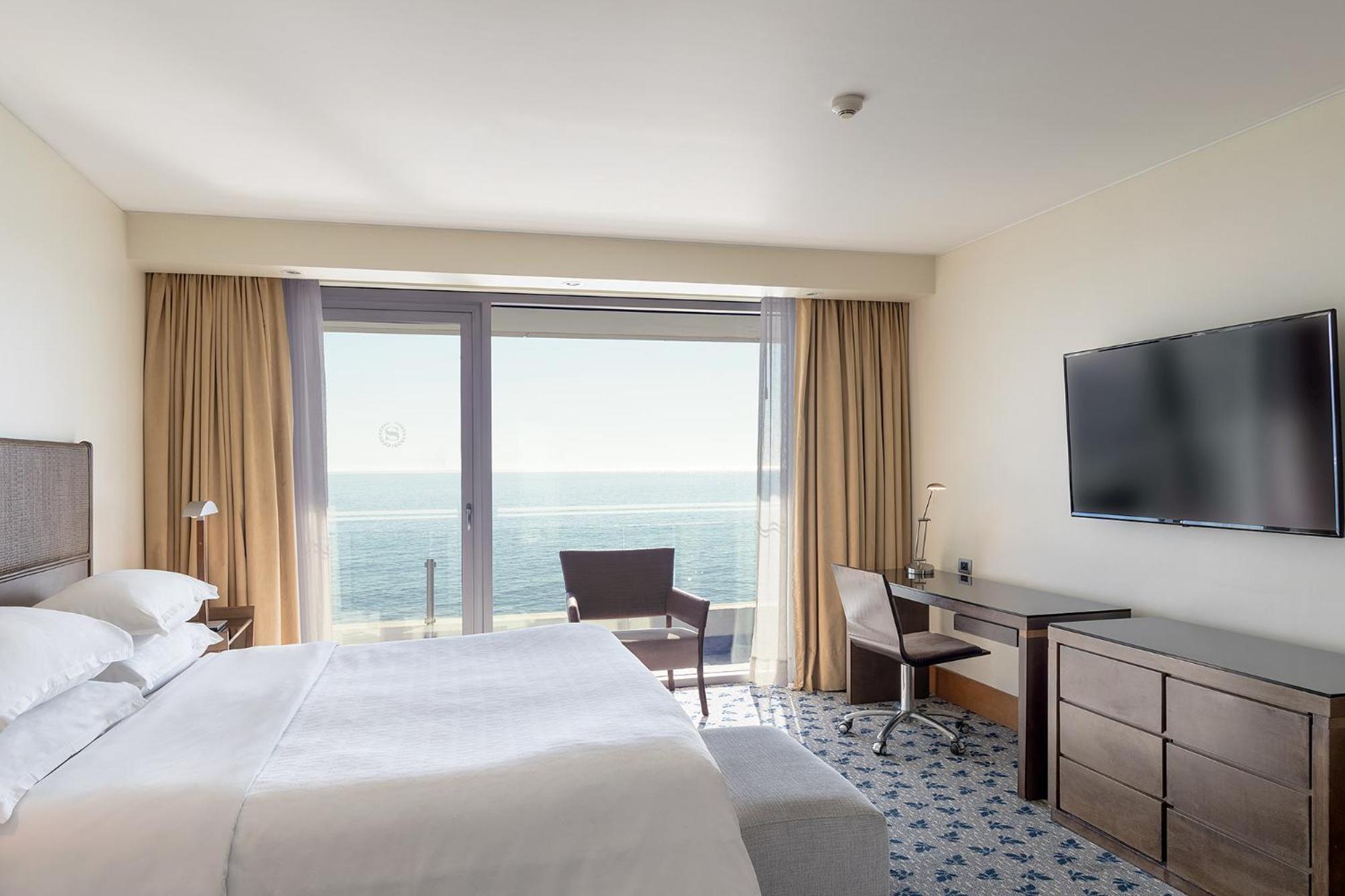 Suite Deluxe, Suite, 1 King, Oceanfront photo 1