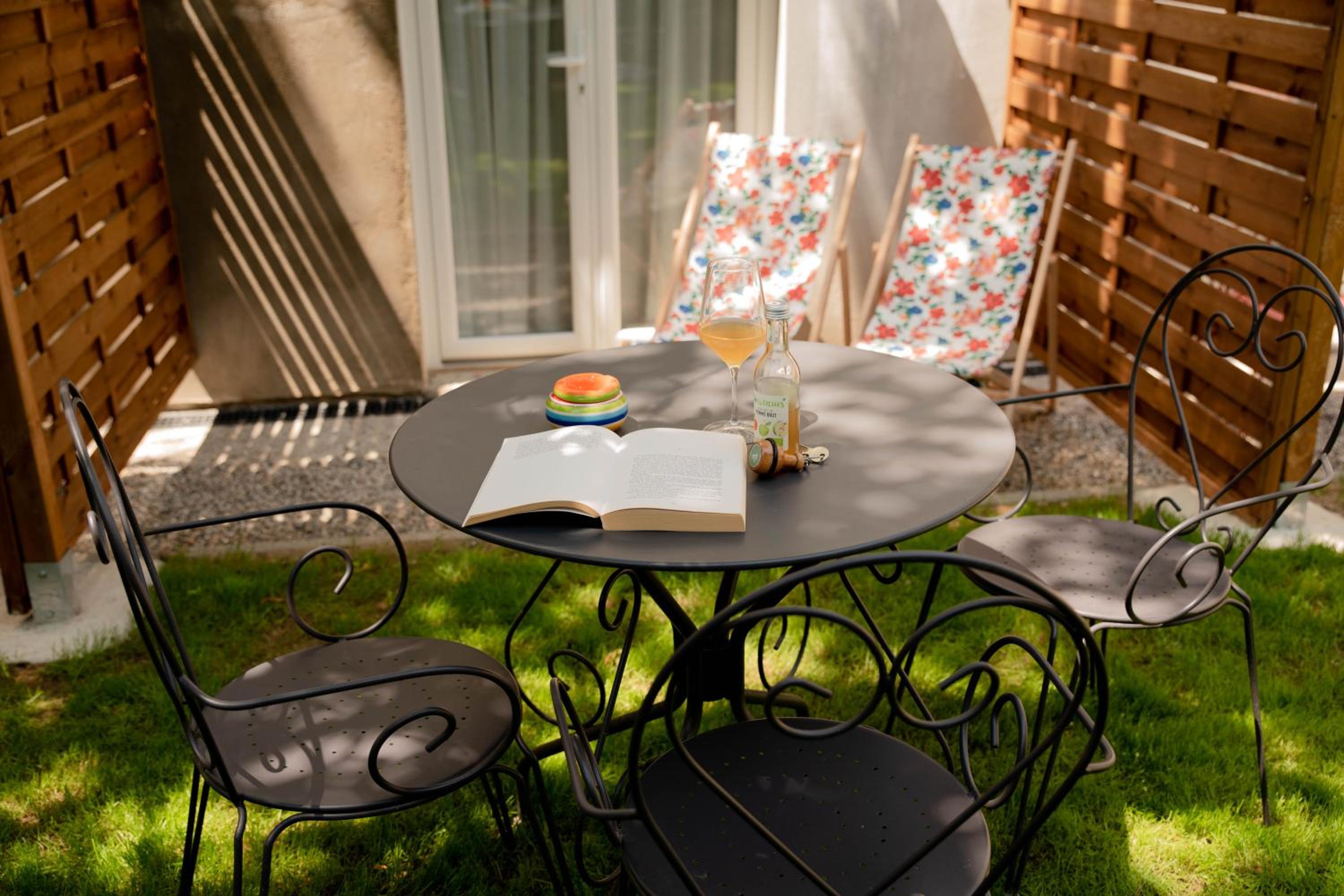 Junior Suite with Garden View or Street View - Photo 10