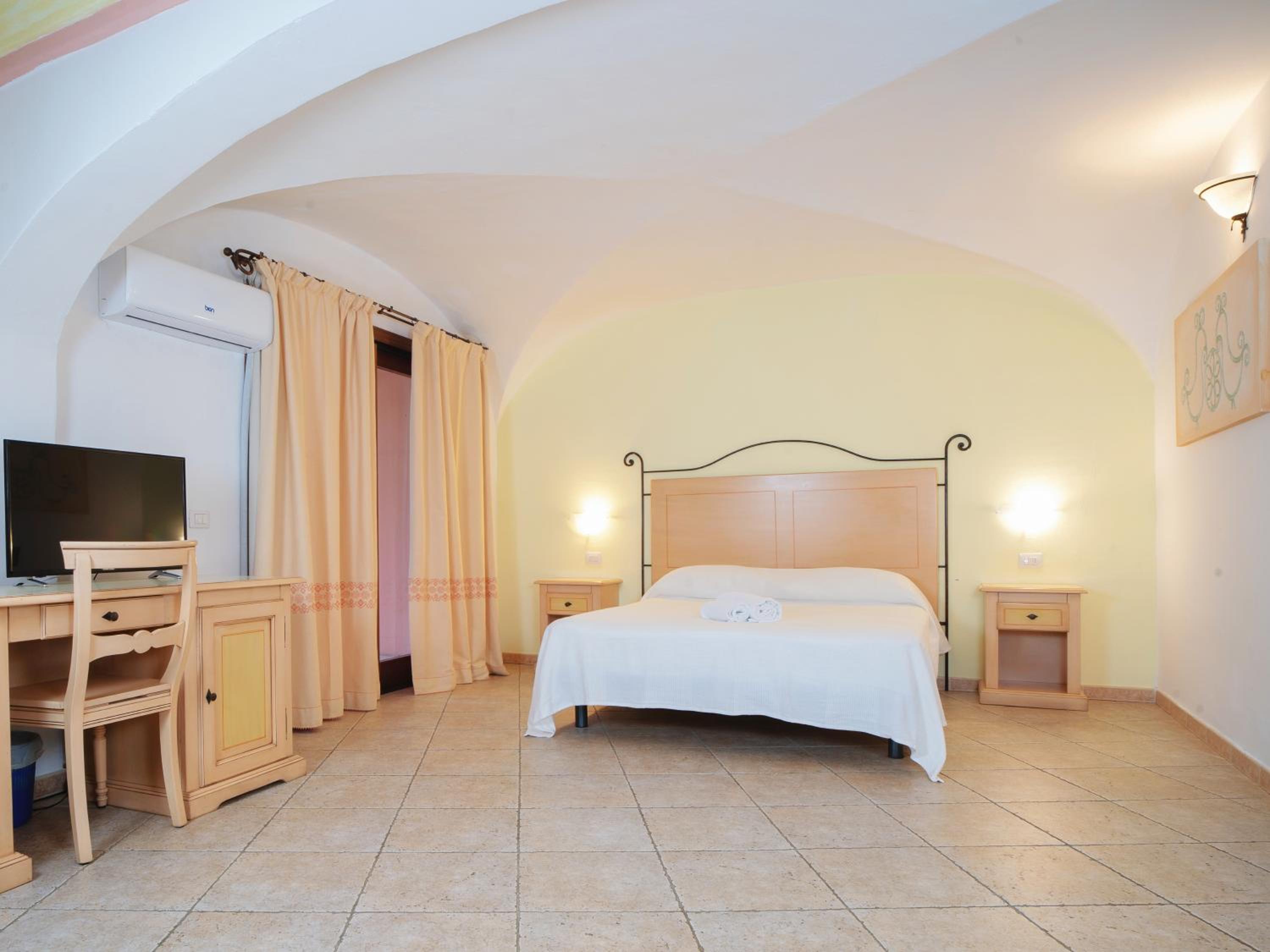 Deluxe King Room - Photo 5
