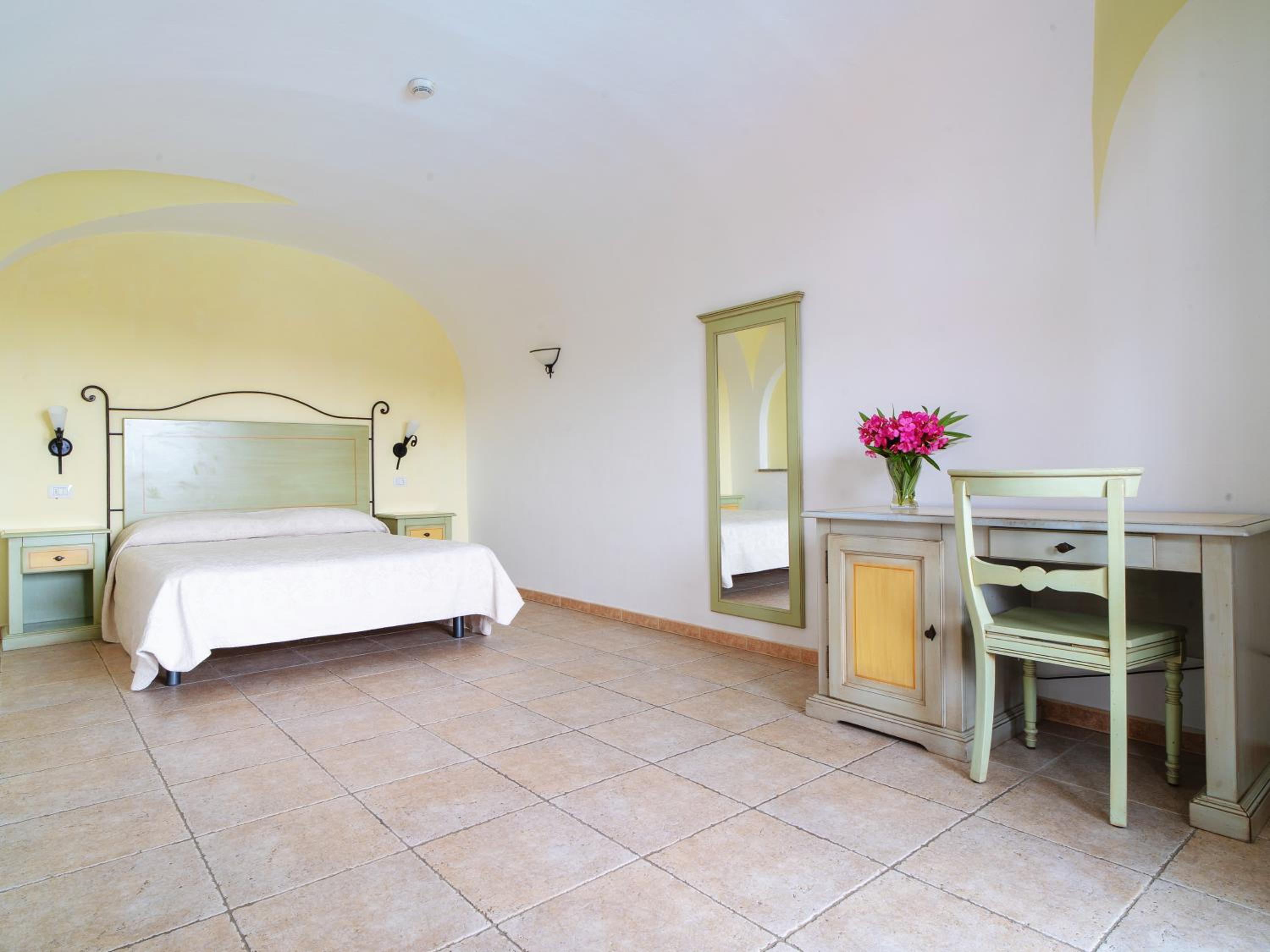 Deluxe King Room - Photo 3