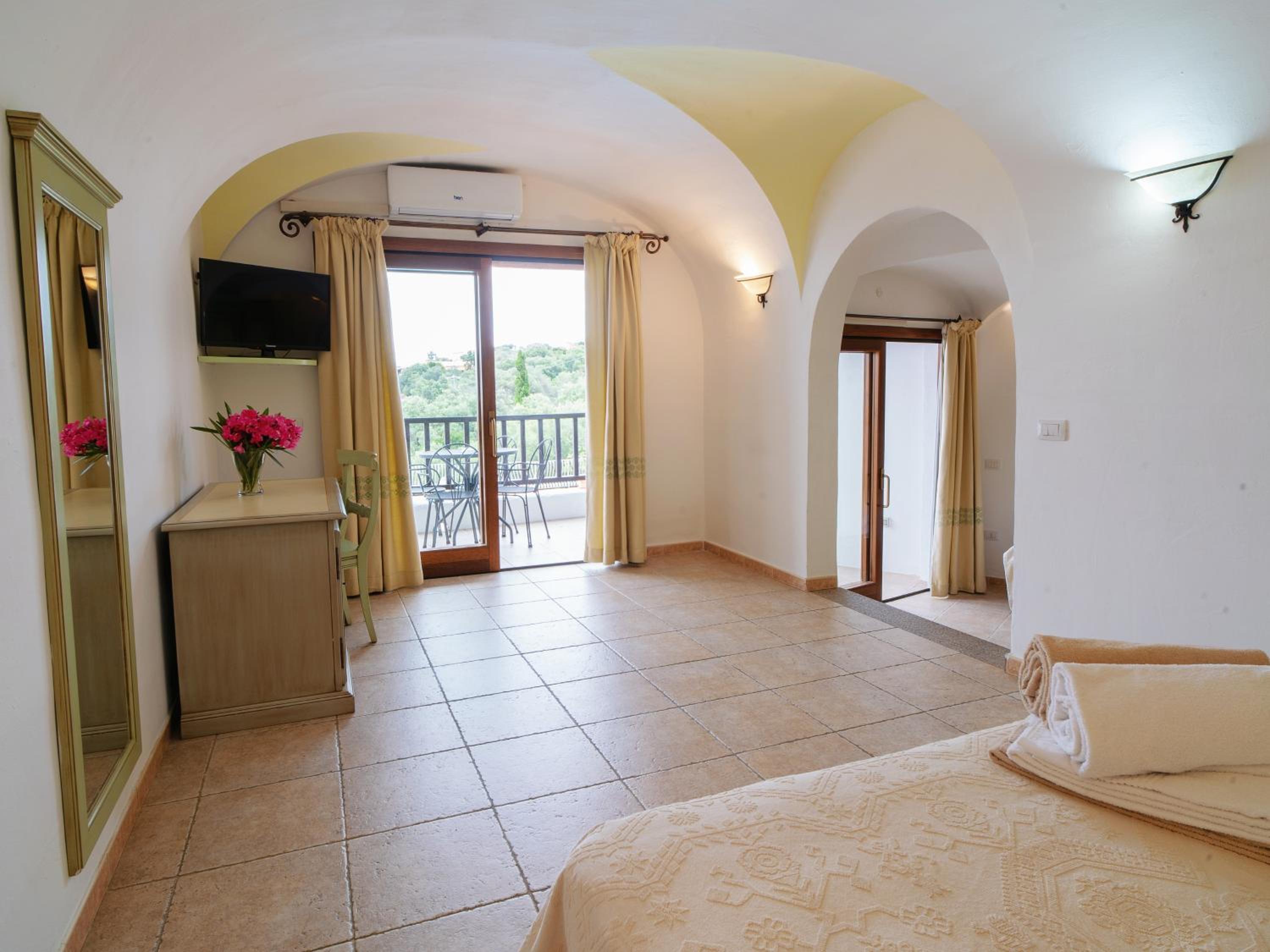 Deluxe King Room - Photo 2