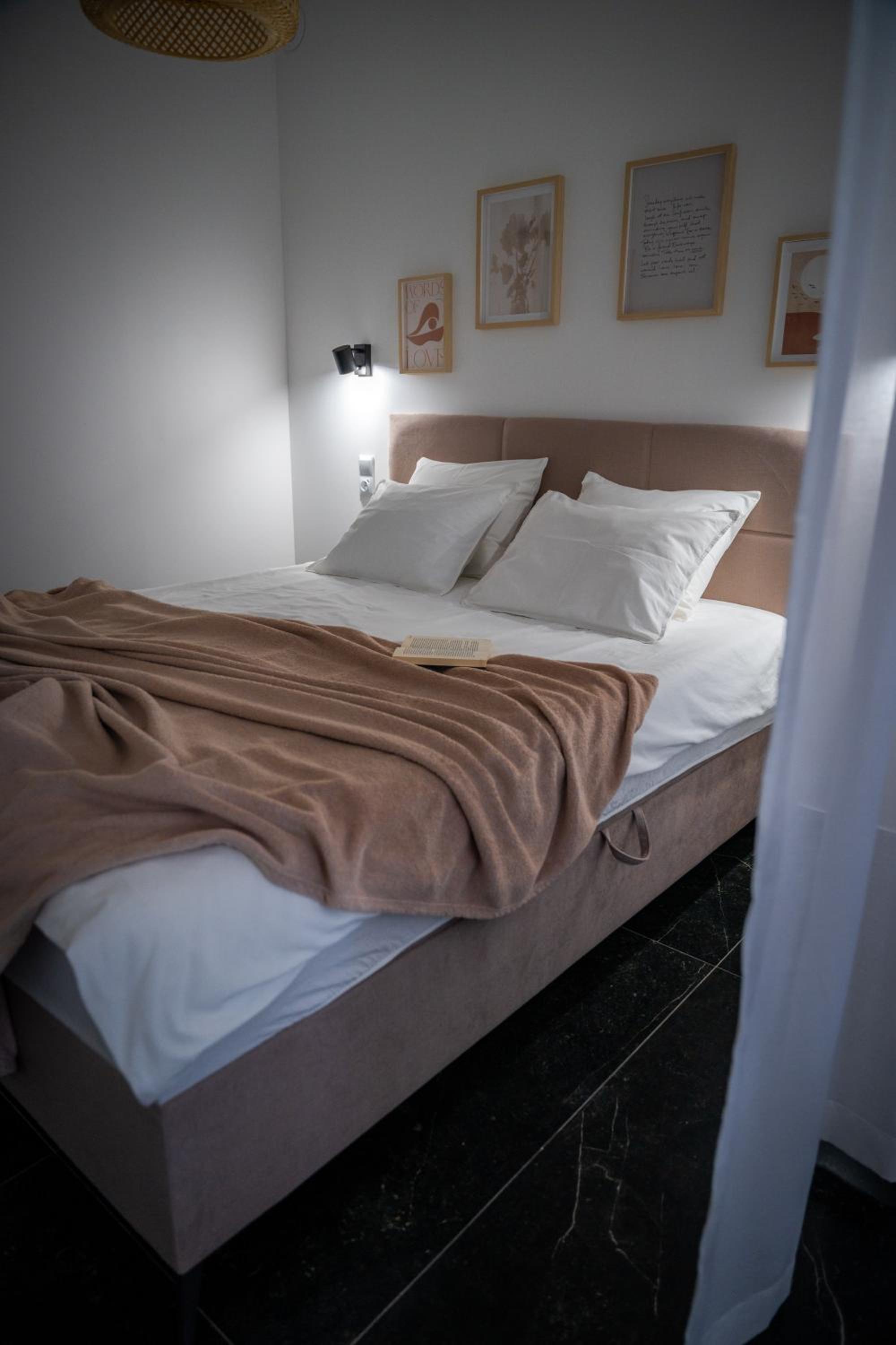 One-Bedroom Apartment - Photo 4