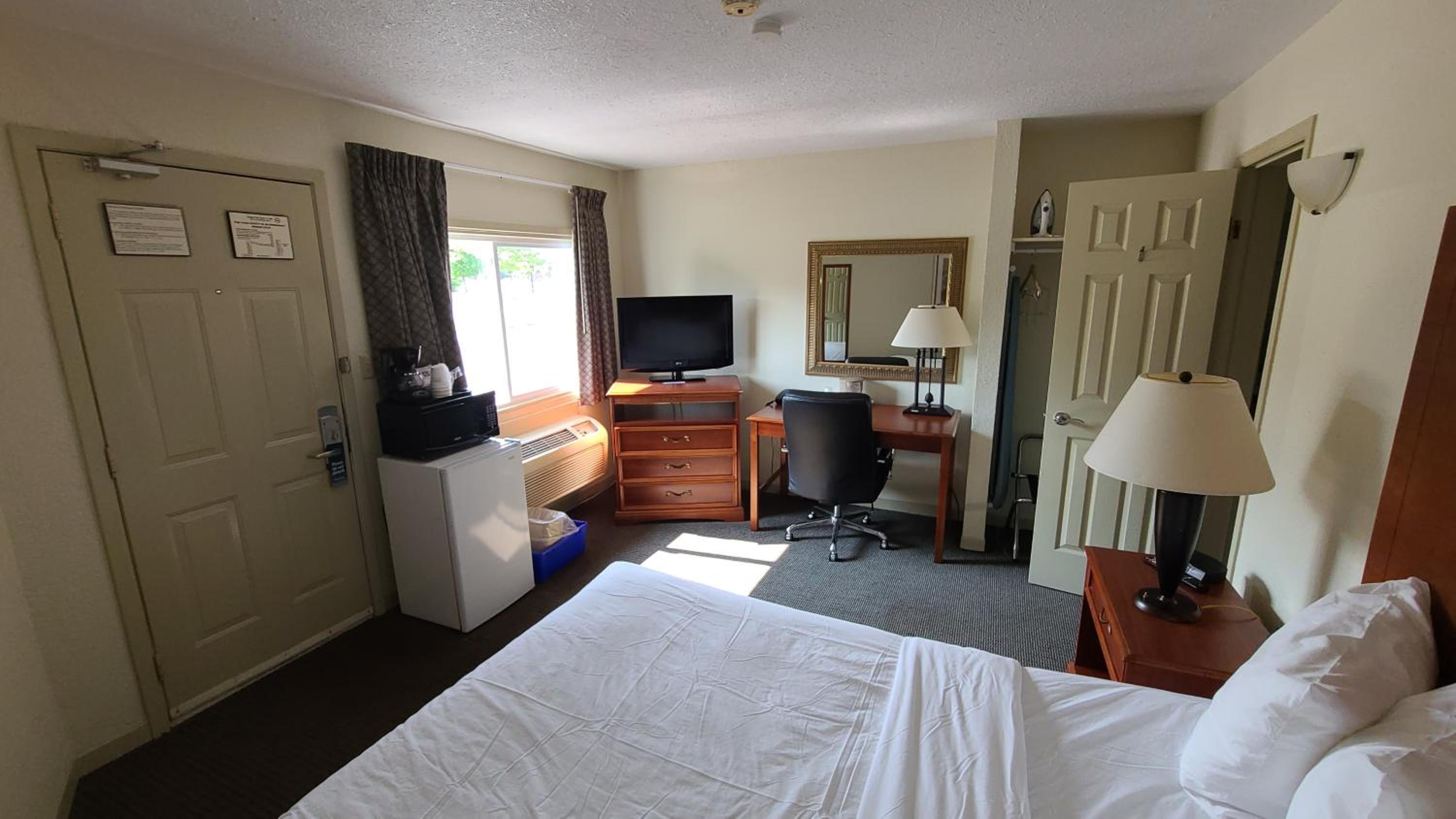 Queen Room - Non-Smoking - Photo 1