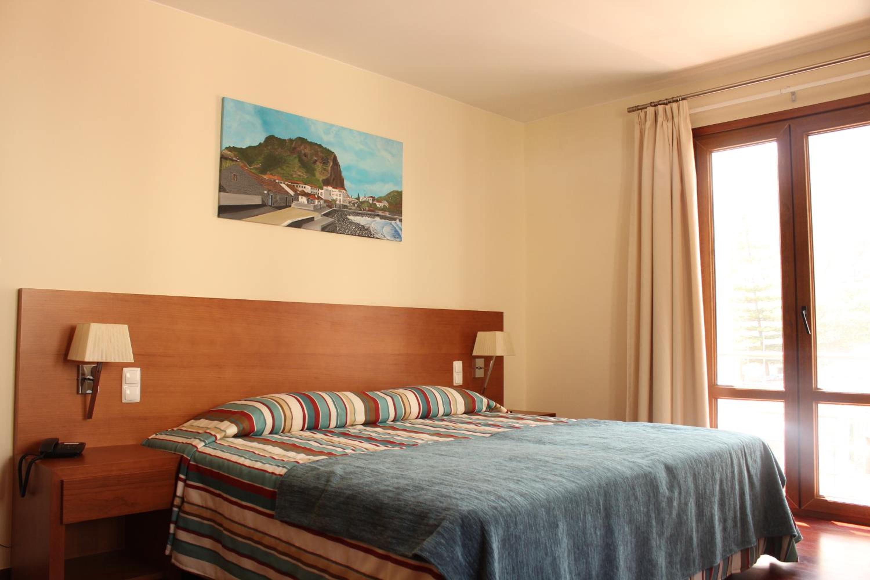 Family Room With Partial Sea View  photo 3