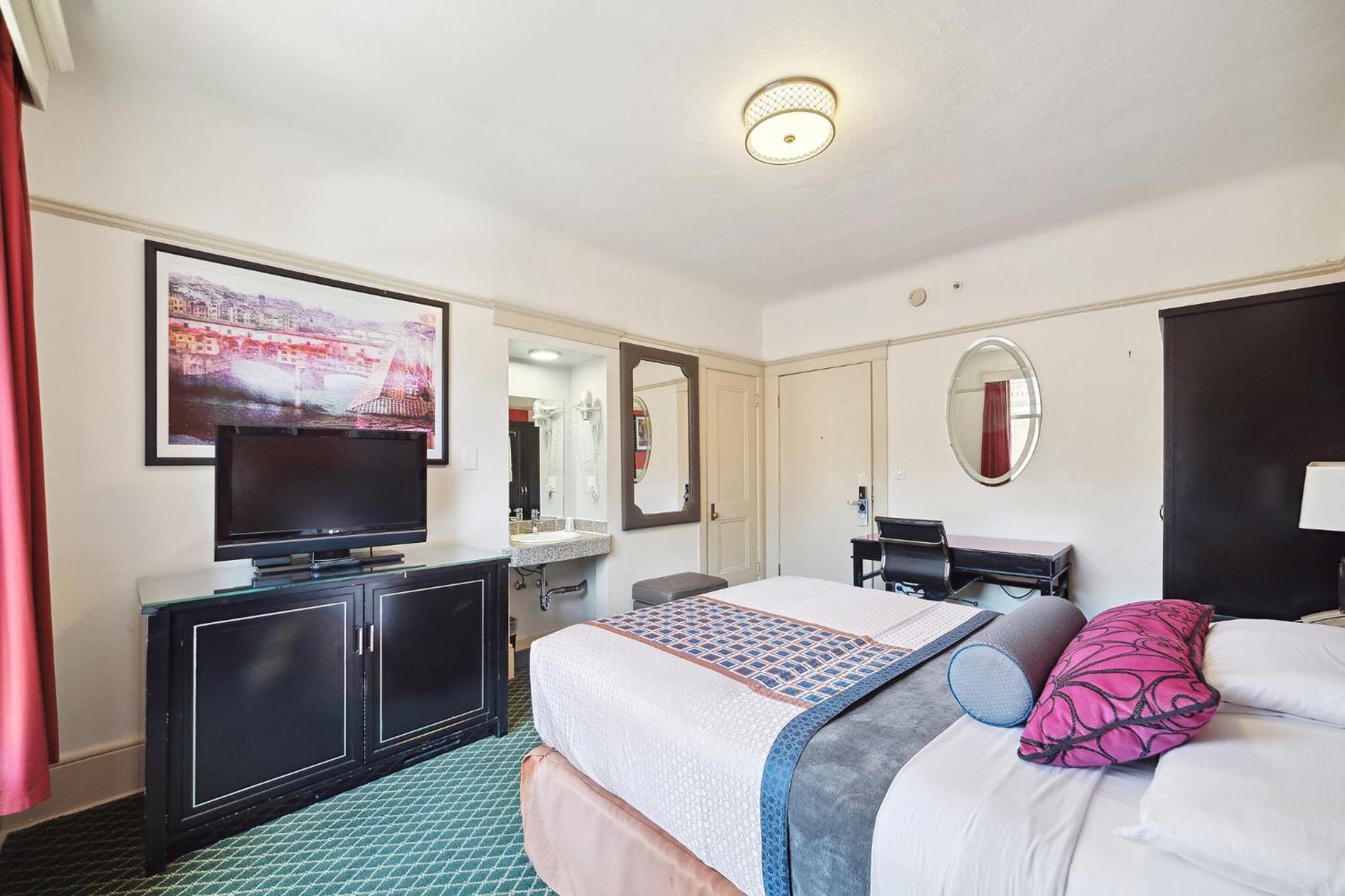 Queen Room with View - Photo 4