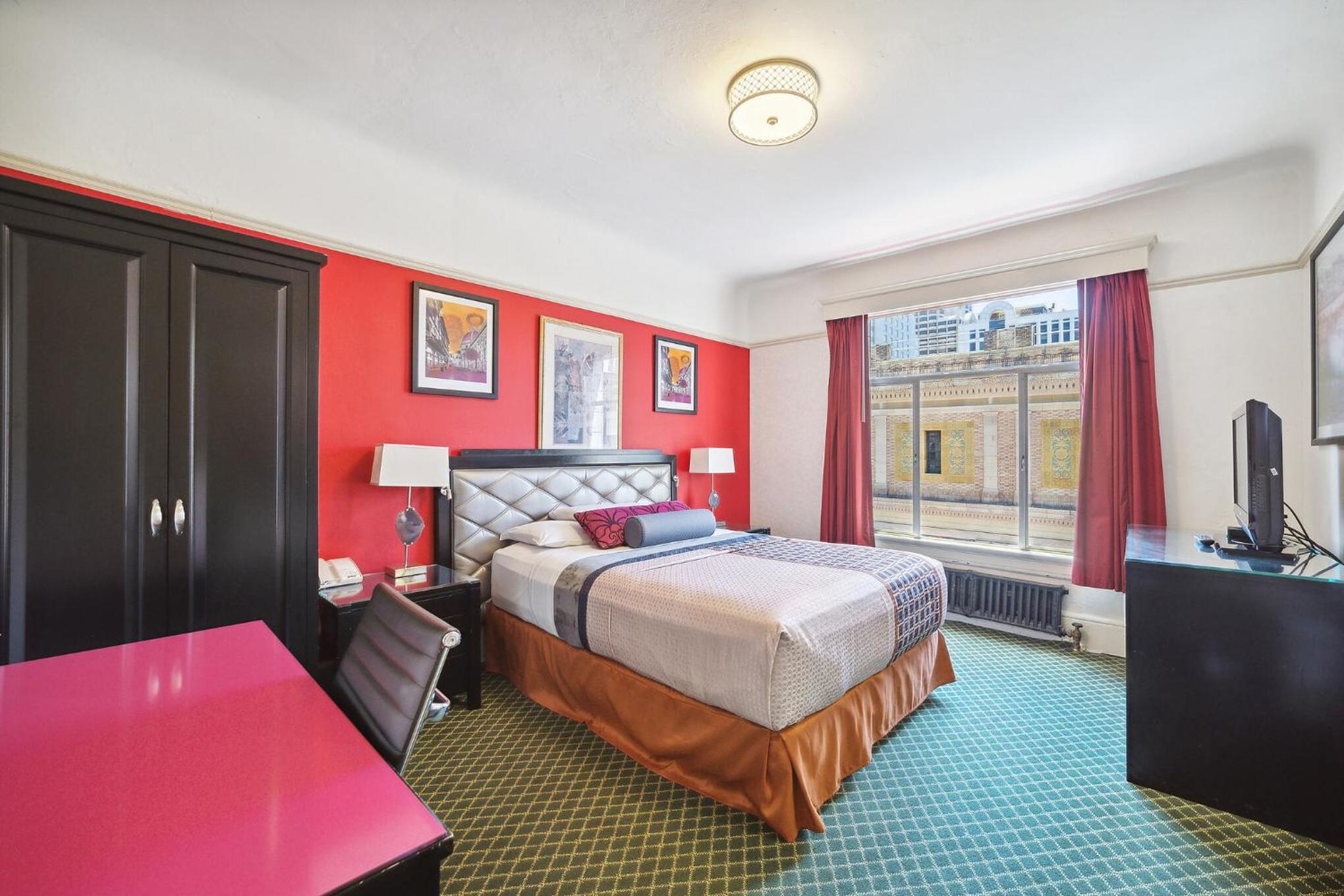 Queen Room with View - Photo 2