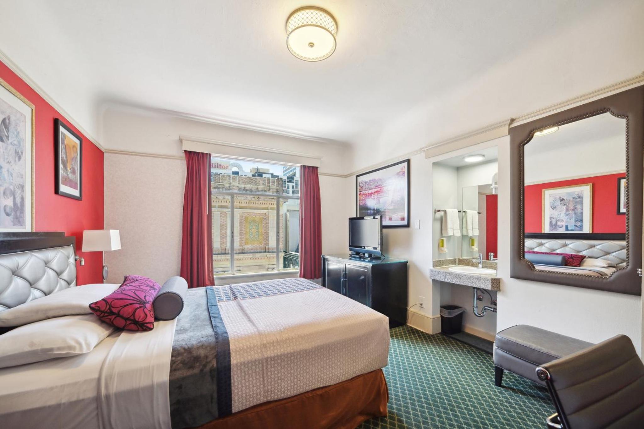 Queen Room with View - Photo 1