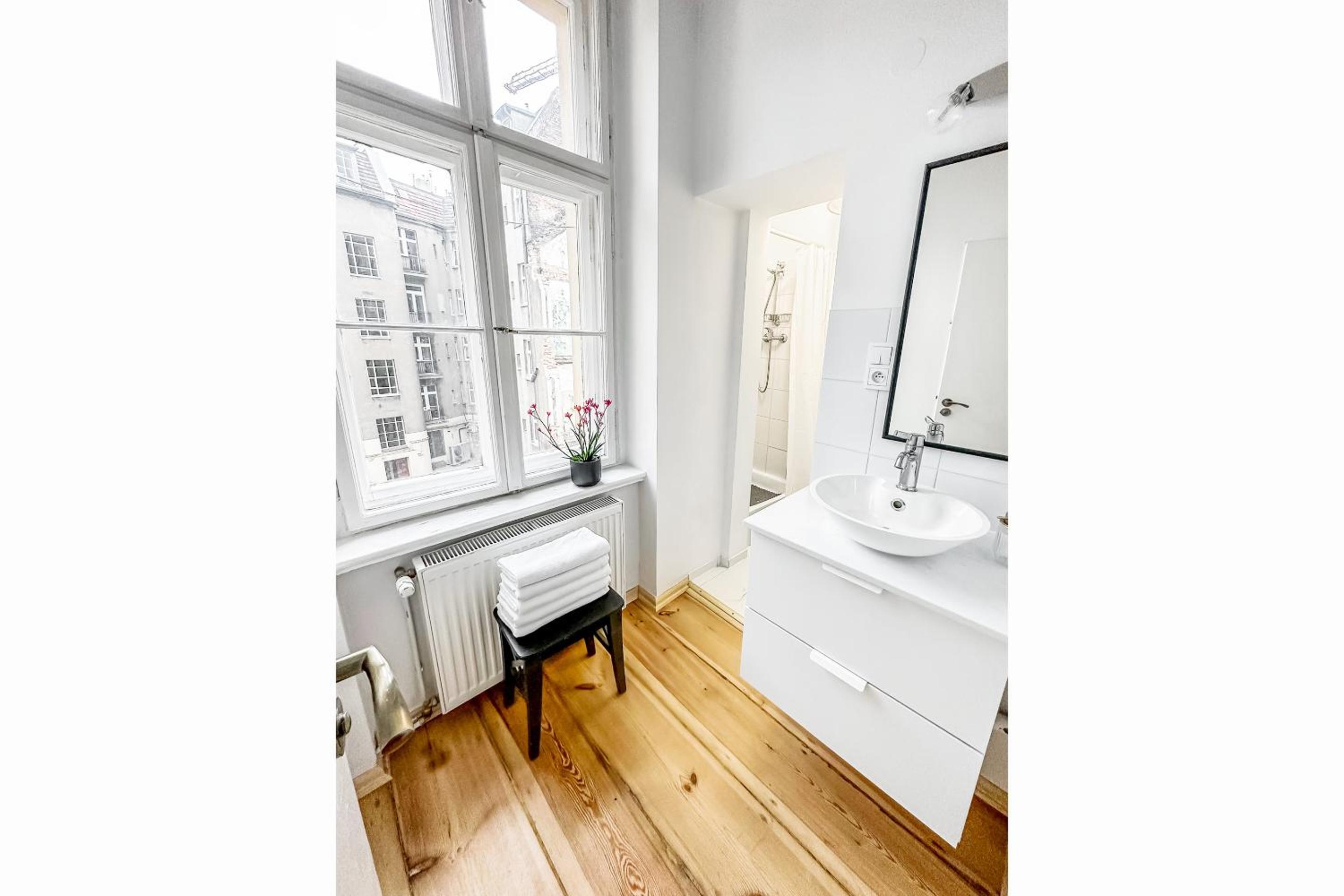 Glam Four-Bedroom Apartment with 2 Bathrooms  and Living Room  - Photo 14