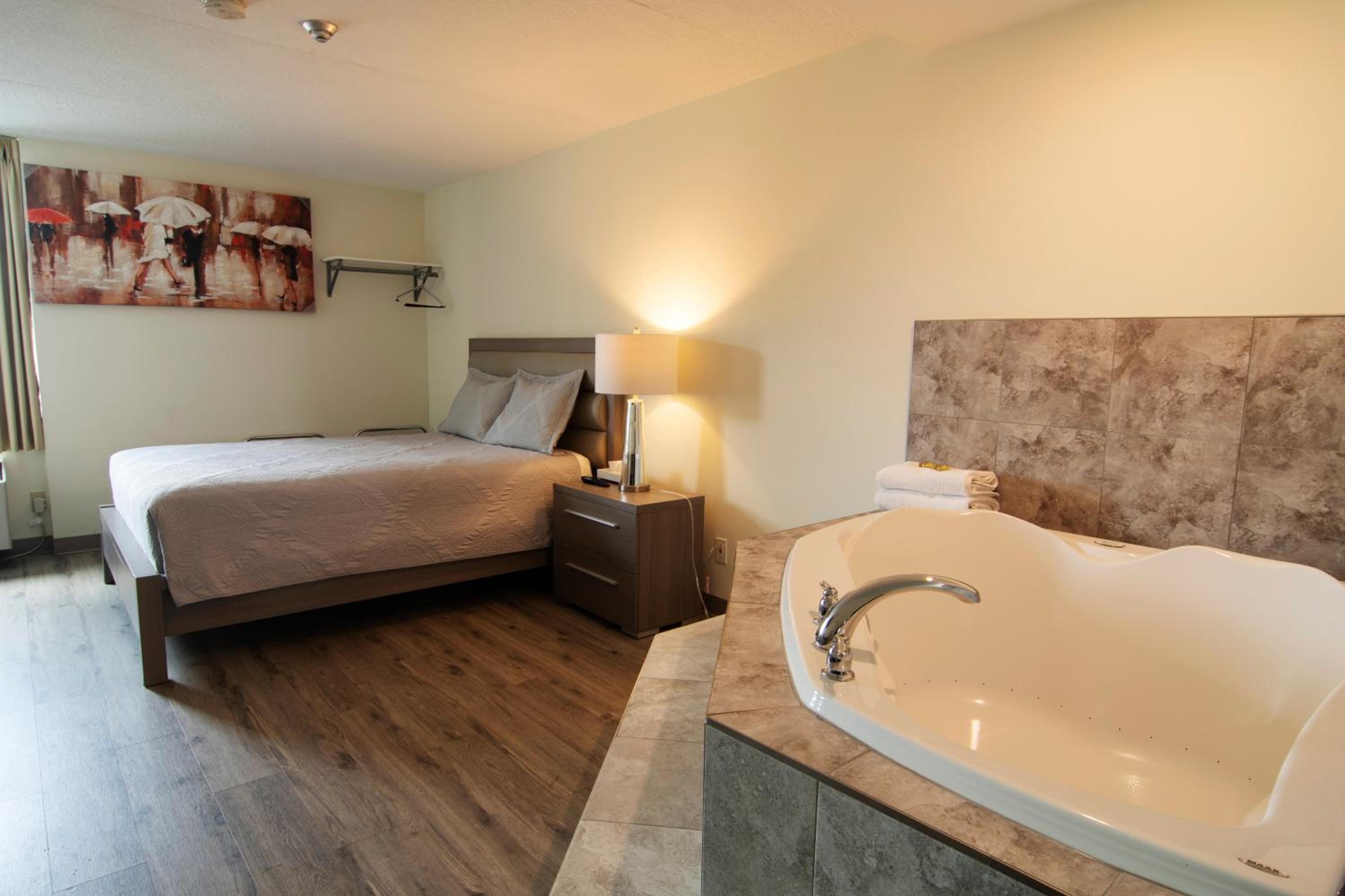 One Queen Bed with Jacuzzi - Photo 5