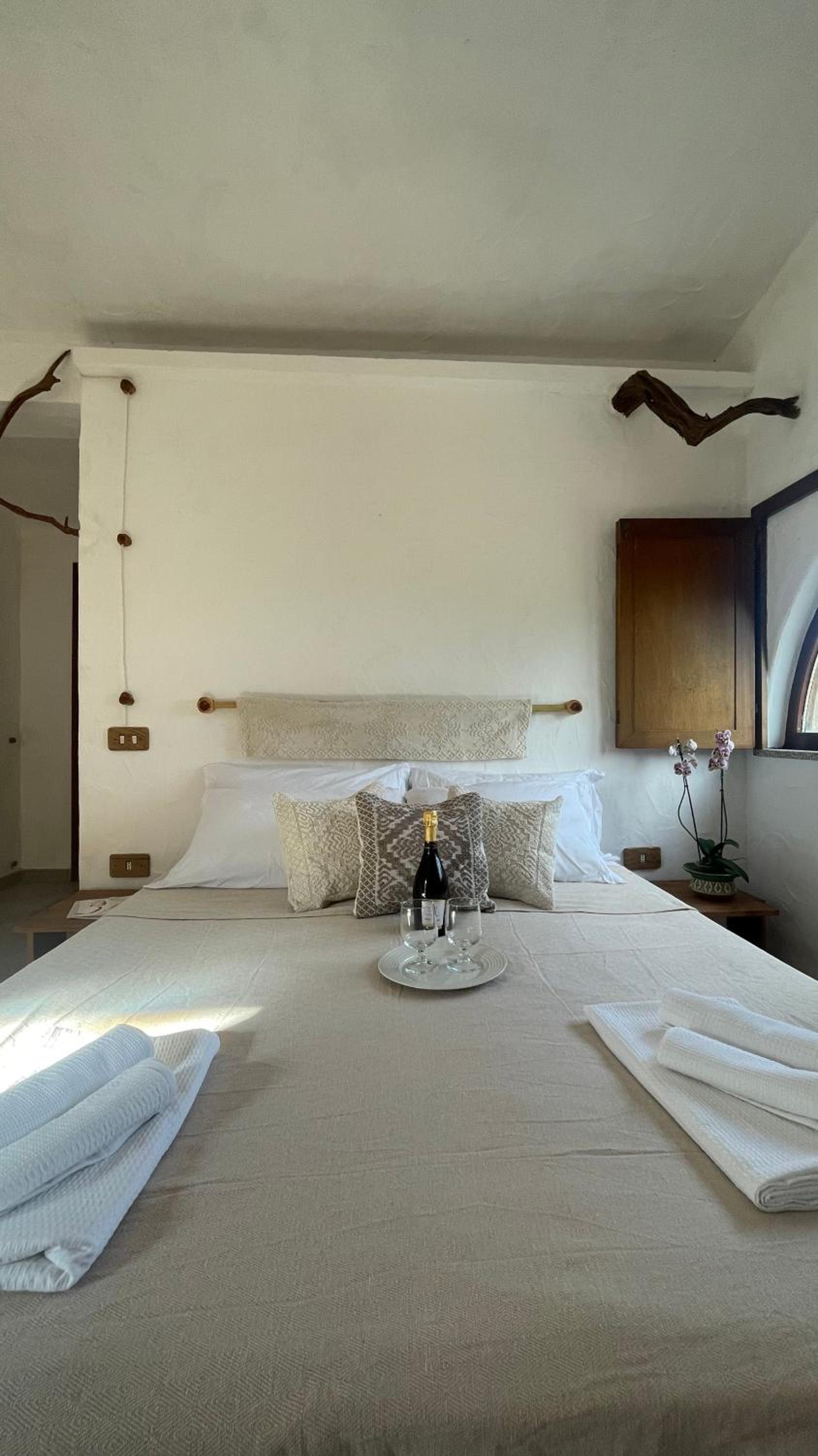 Deluxe Double Room with Bath photo 3