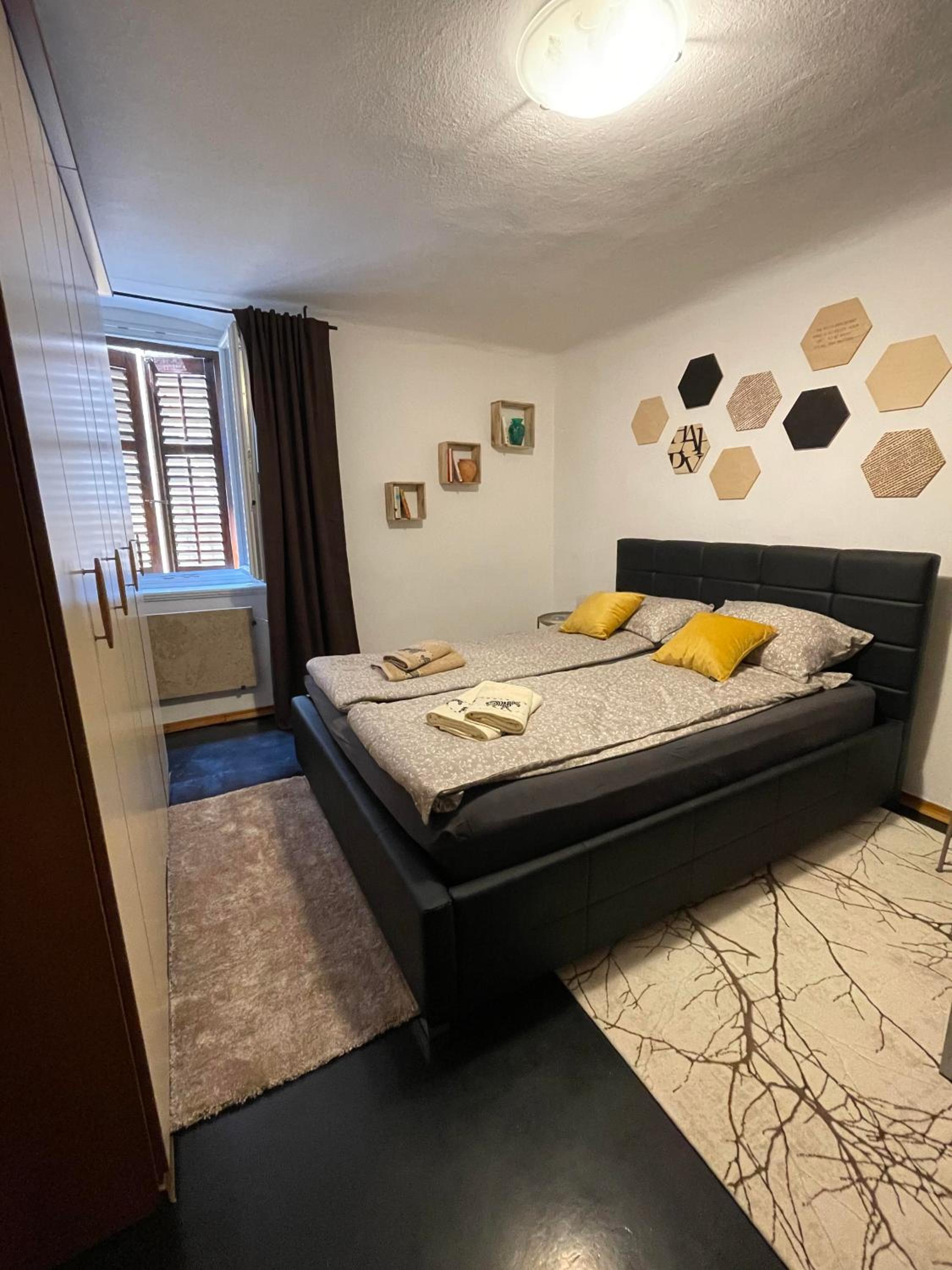 One-Bedroom Apartment photo 1