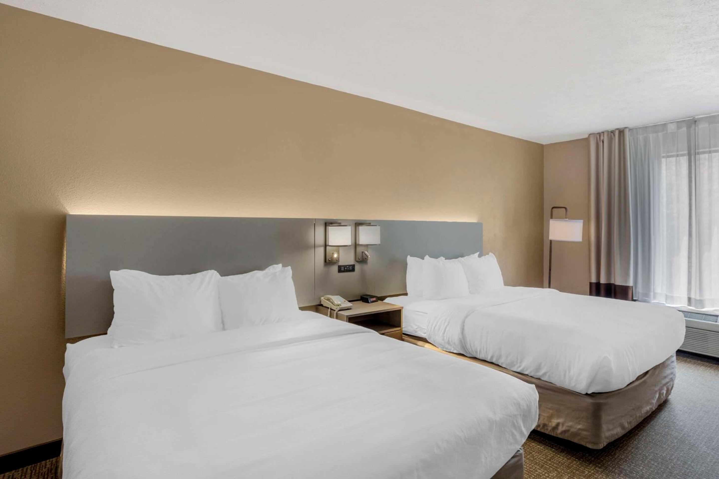 Queen Room with Two Queen Beds - Non-Smoking - Photo 1