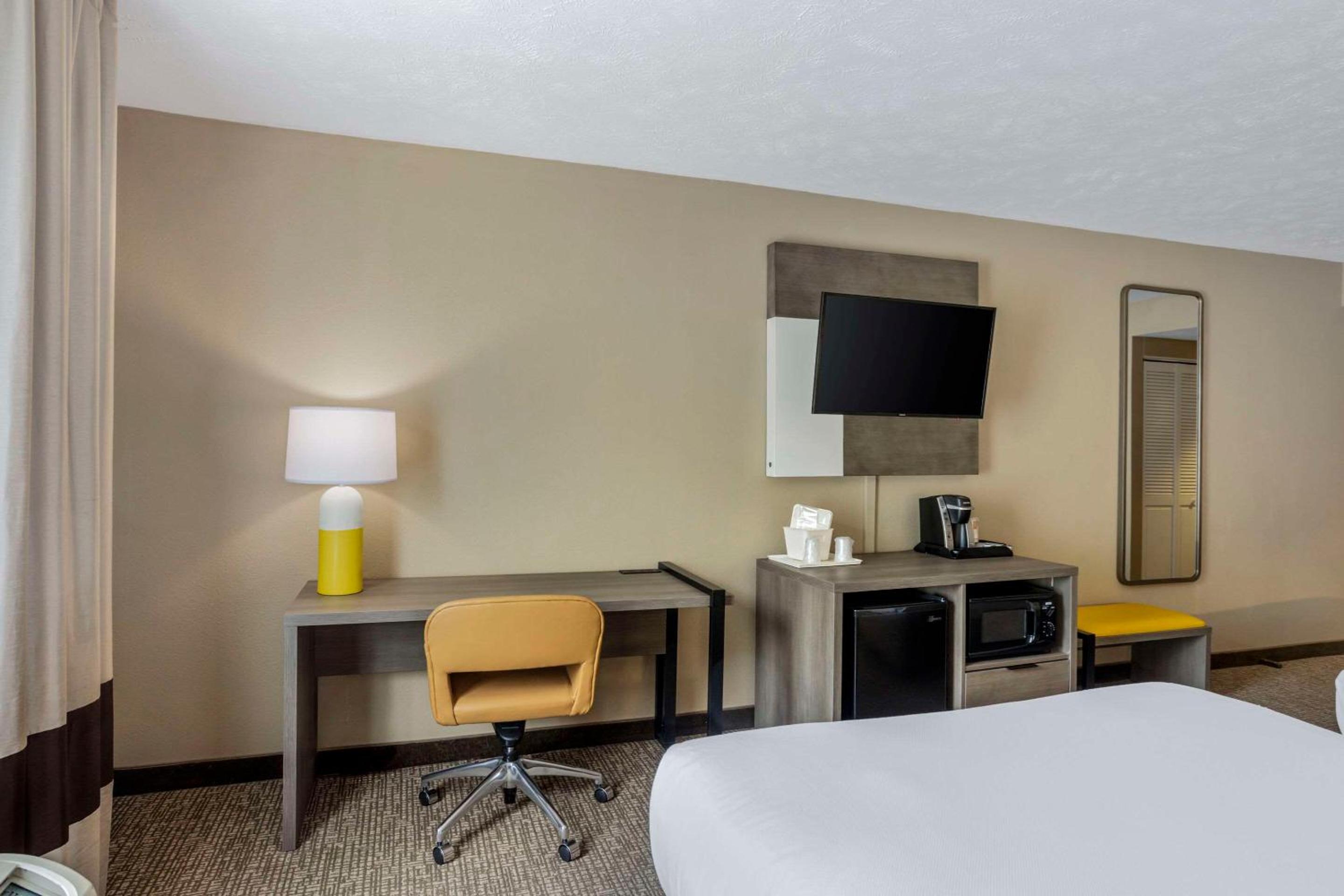 Queen Room with Two Queen Beds - Non-Smoking - Photo 6