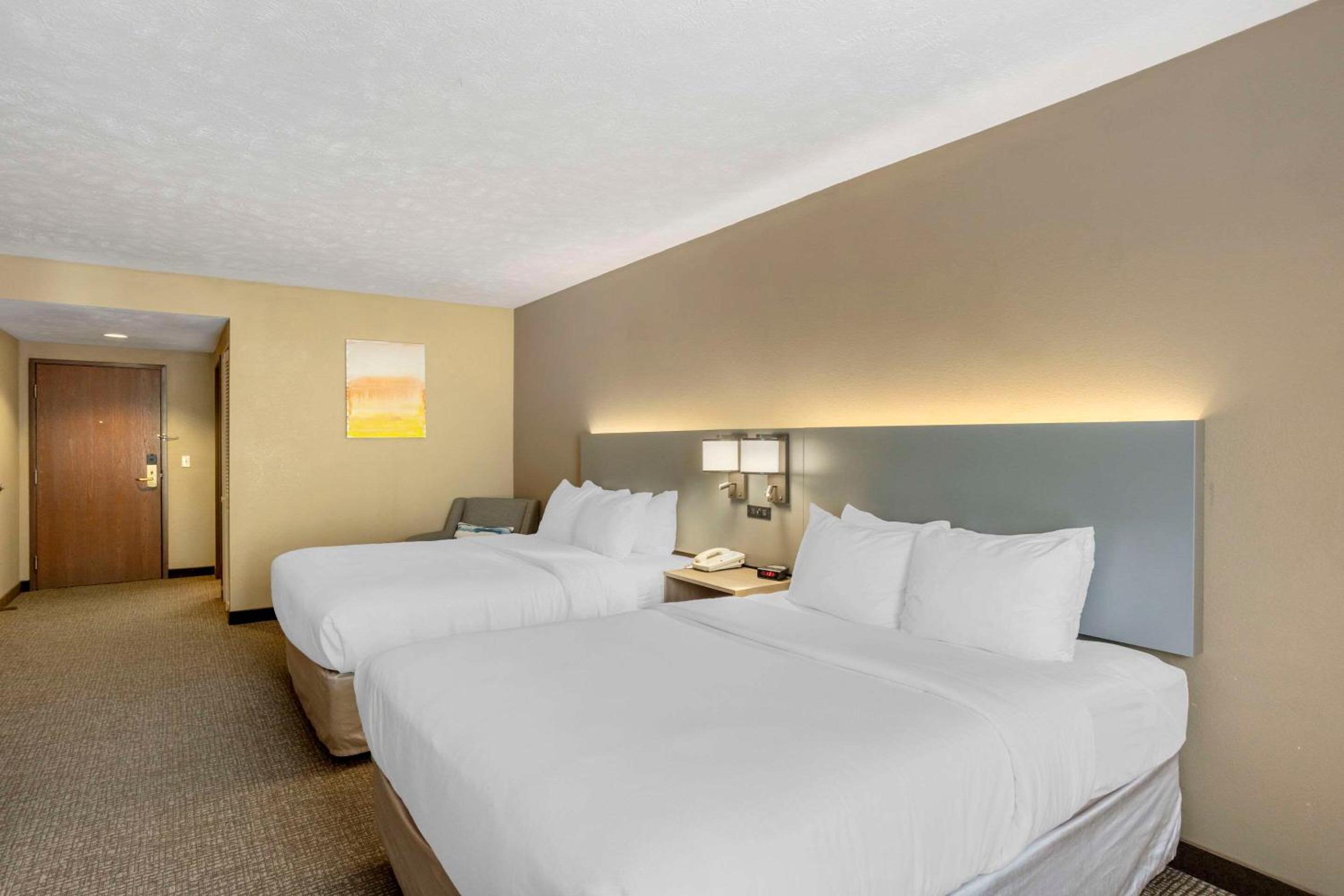 Queen Room with Two Queen Beds - Non-Smoking - Photo 5