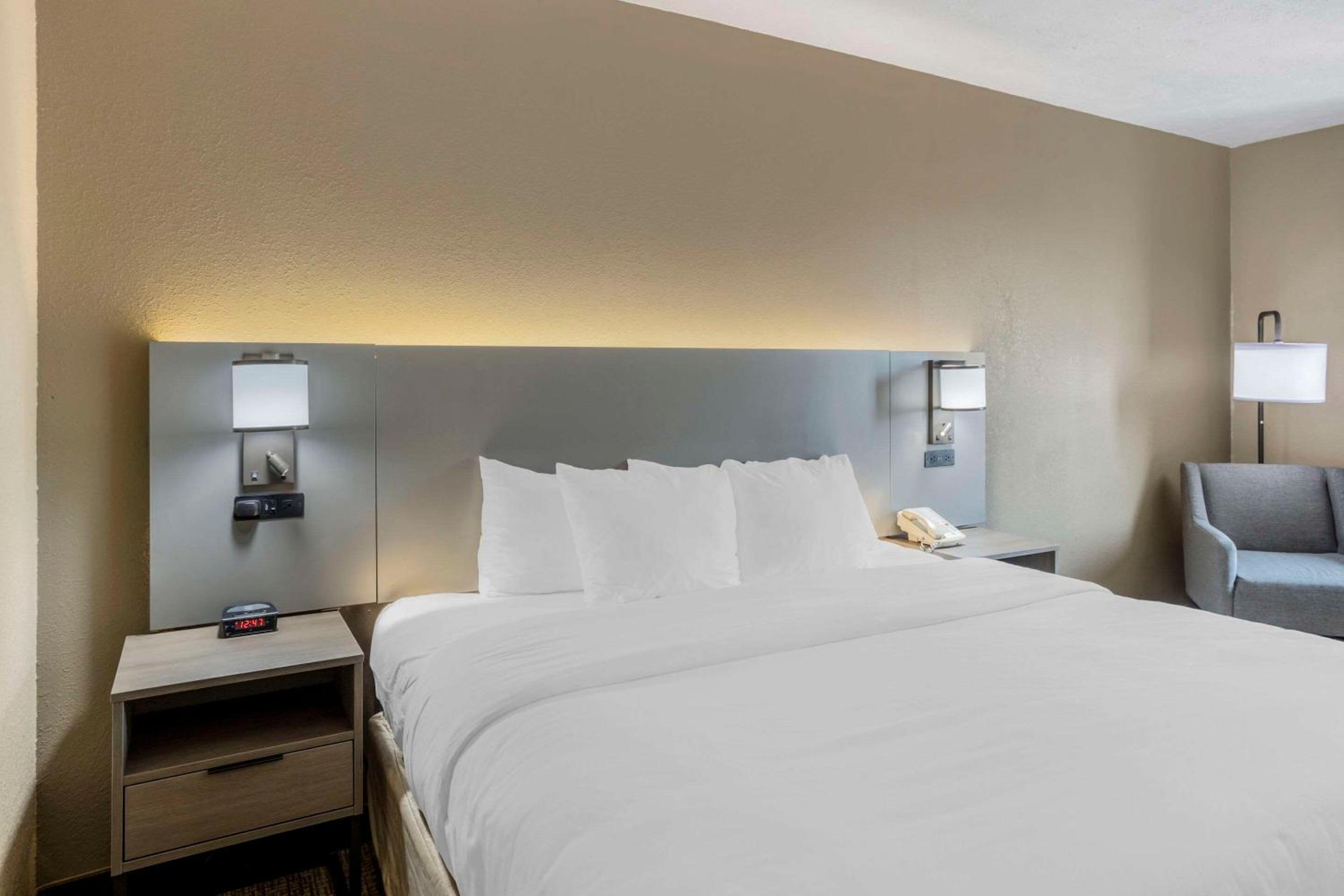 King Room - Non-Smoking - Photo 1