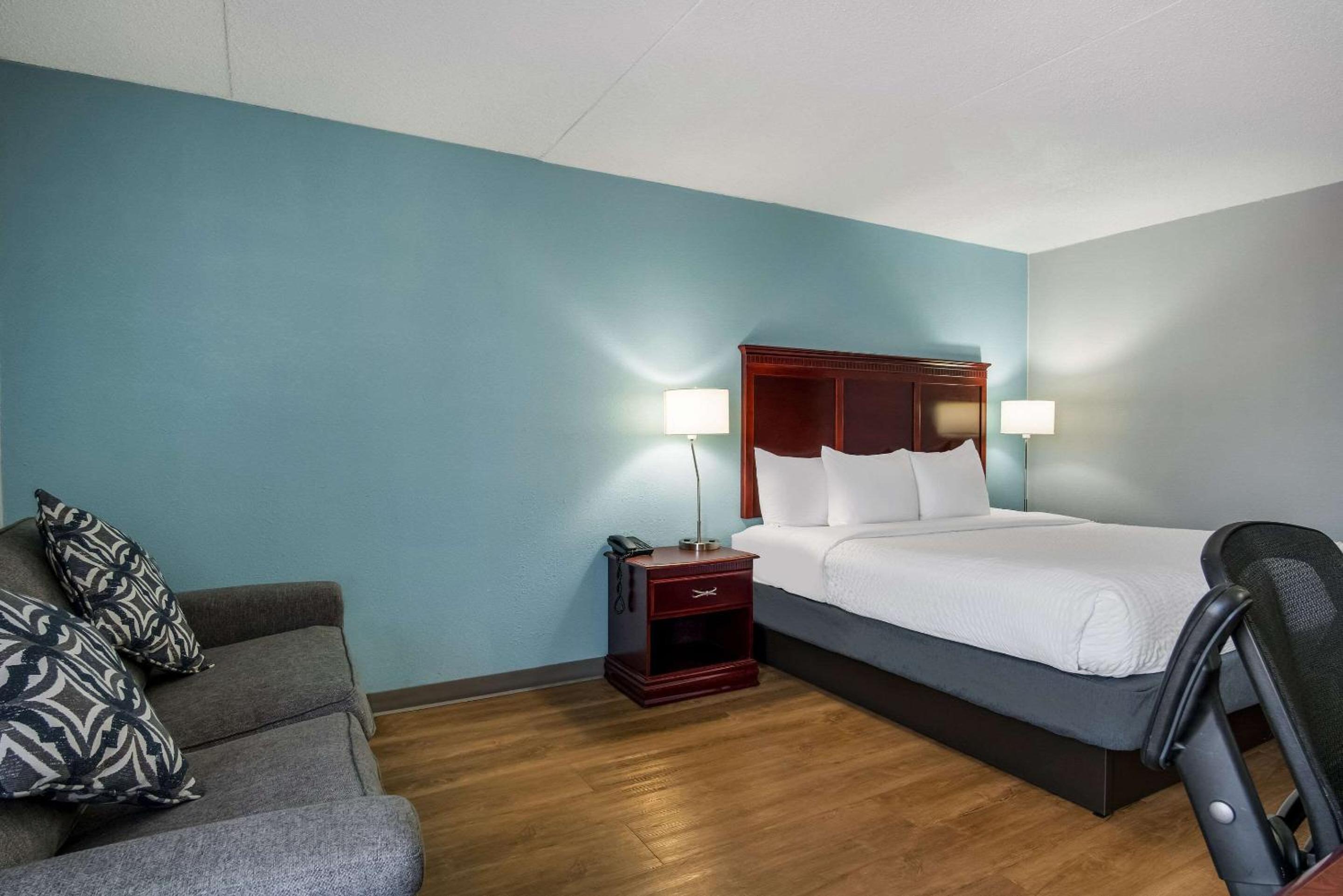 King Room - Non-Smoking - Photo 9