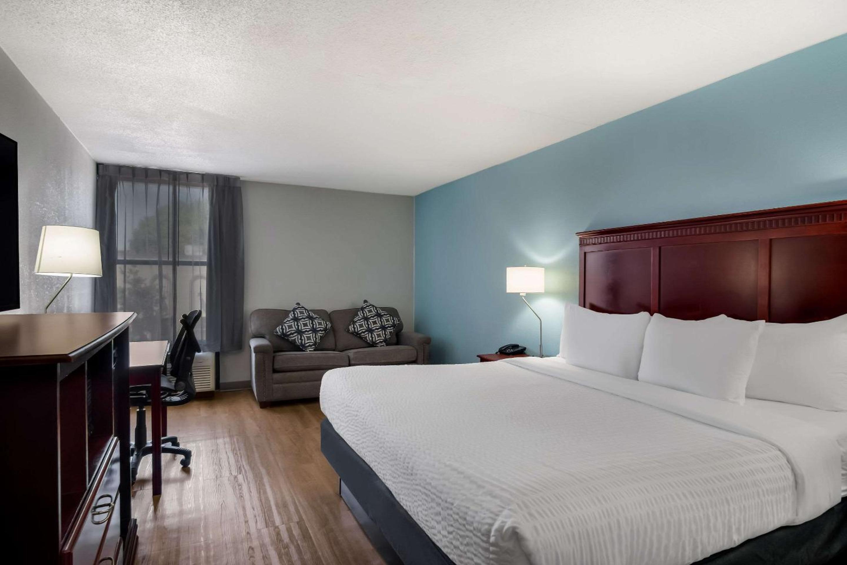 King Room - Non-Smoking - Photo 1